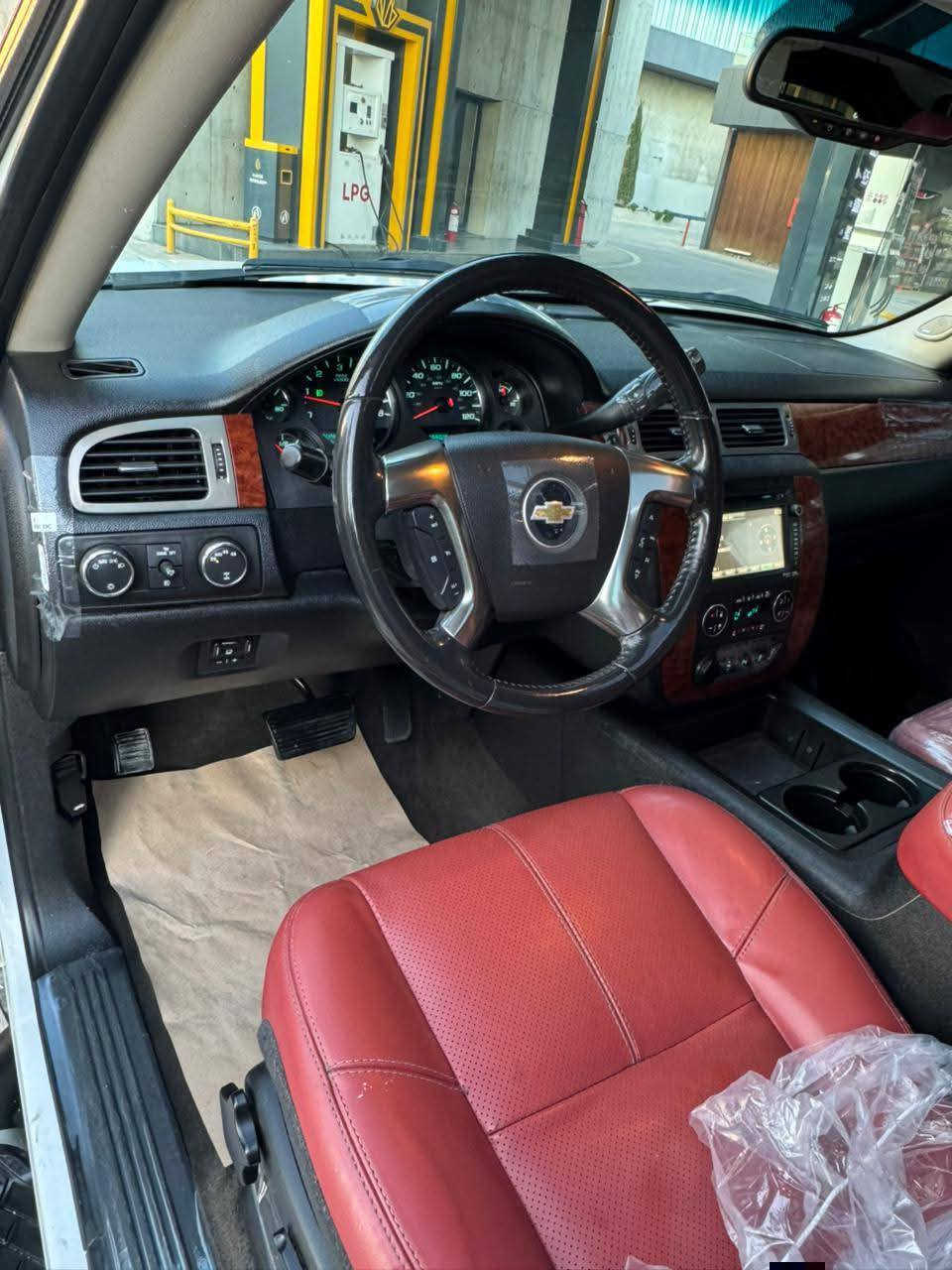 شفروليه تاهو 2012 LTZ 
محرك V8 سعة 5.3
سيارة نظيفة جداً وبحالة ممتازة
الممشى 94 ألف كيلومتر حقيقي
مكفولة كفالة عامة شرط الفحص
المحرك والجير والصدر بحالة ممتازة بدون فتح
سنوية جديدة باسم المالك
المواصفات:
داخلية ماروني
فتحة سقف
كاميرا خلفية
حساسات
كوشنات كهرباء
تحكم بالسكان (فوليوم)
سقف DVD
ليتات بلاجكتور
دبل (فورويل)
كوشنات تبريد وتدفئة

المكان: السليمانية
رقم الهاتف: ***********
