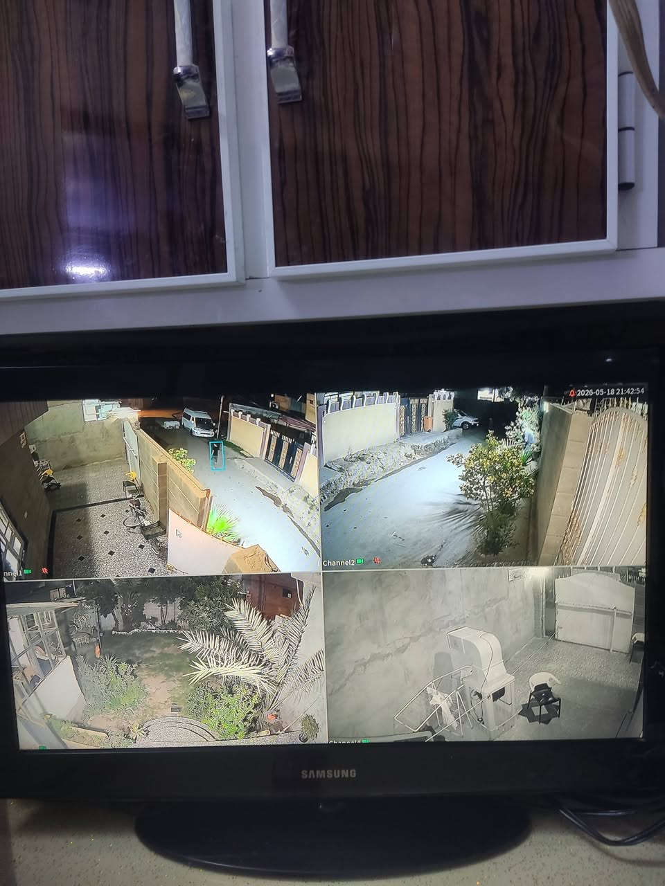 اشتري الاصلي وريح بالك
😏 منظومة بأعلى المواصفات🤓 منظومة الاصدار الجديد
 4 كاميرات فول كلر تصوير ليلي نهاري ملون حتى بدون اناره وصوت وصورة مع يو بي اس مع ديفيار وهارد 500 كيكا وروله  كيبل وبوكسات وفيش وكافة ملحقاتها وضمان سنه حقيقي

مواصفات المنظومة:-

⭕️ 4 كاميرات دهوا دقة 2 ميكا الاصدار الجديد اربع فلاشات 
       وزاوية واسعة لتغطية اكبر مساحة تصوير ليلي نهاري ملون 
       حتى بدون اناره وصوت وصورة بدقة عالية .

⭕️ ديفيار دهوا 4 جنل يشغل جميع انواع الكاميرات ويدعم 
       اللغة العربيةويمكن ربطه على الموبايل ببرنامج خاص.

⭕️ كيبل رولة 100م مسلح ونحاس دبل تغليف 

⭕️فيش كامله PNC 8. فيش POWER 8

⭕️ هارد 500 كيكا اصلي يسجل 21 يوم

⭕️بوكسات كاميرات عدد 4 لحماية الفيش من العبث والرطوبة

⭕️ يو بي اس ليثيوم اصلي يعتبر جهاز حماية ومنظم فولتية وتلغي كافة المحولات وتشغل مباشر علية المنظومة مع الانترنت 

⭕️ راك حديد لحفظ الديفيار واليو بي اس 

⭕️ هديه ماوس واير ليس 

⭕️ كيبل HD 4k .

⭕️ضمان بالكاميرات والديفيار سنه كامله.
ديالى ـ ناحيه جديدة الشط 
👍لمزيد من المعلومات 👇مراسلتنا على الخاص او***********واتساب 
م. علي
