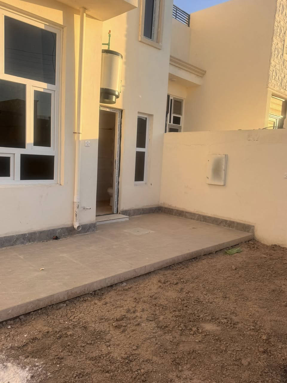 مرحبا
بيت للإيجار طابق واحد  مساحة٢٠٠ مكون من 
مطبخ
صالة
استقبال
غرفتين 
صحيات ٢ خارجيه وداخلية
مناور ٢
مخزن من جهة الدرج
حديقة وكراج
البيت جديد بمجمع العدل السكني مجاور مجمع المعمورة 
ايجارة ٣٠٠ وبي مجال بسيط
للأستفسار    ***********
