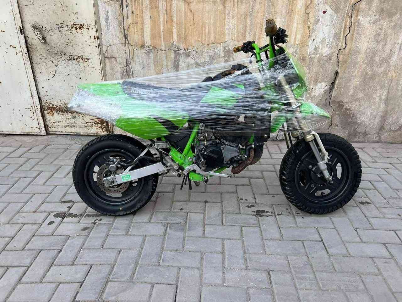 السلام عليكم
كاوسكي خبط 90cc قطعه نادره 
ماطالع بيها مظمومه بلبيت حرامات تنهمل لان تحفه ممطروقه اطلعها بس اشغلها لو اغسلها نقصها بس عنبار خلفي وكشن شوي تعبان مكانها بغداد صارلي هواي من ماخذها قيمها واخذها بس لتكسر بيها 
***********
