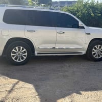 لاندكروز 2017 سياره حلوه بيه بارد وشغلات بسيطه  الاستفسار  07816116250