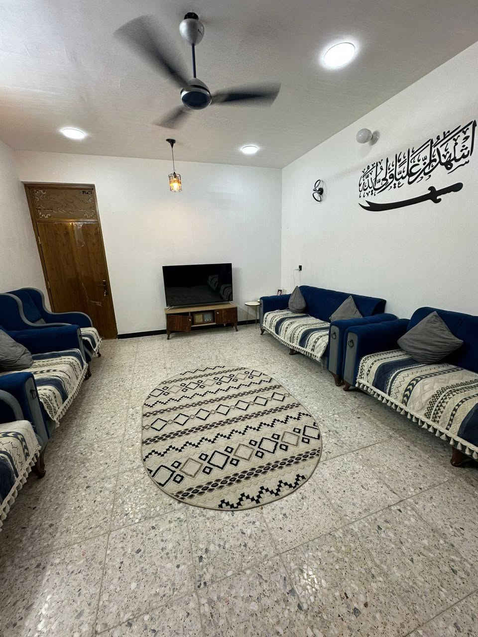 السلام عليكم دار للبيع مساحه 200 متر واجه 10 نزال 20 بناء طابوك  رفت صب مسلح يحتوي ع 2 غرف نوم وصاله واستقبال ومطبخ وحمامات التفاصيل داخل الفيديو العنوان الرشاد حي النورين قرب الشارع العام سادس بيت عن الشارع العام  زراعي واقع حال***********
