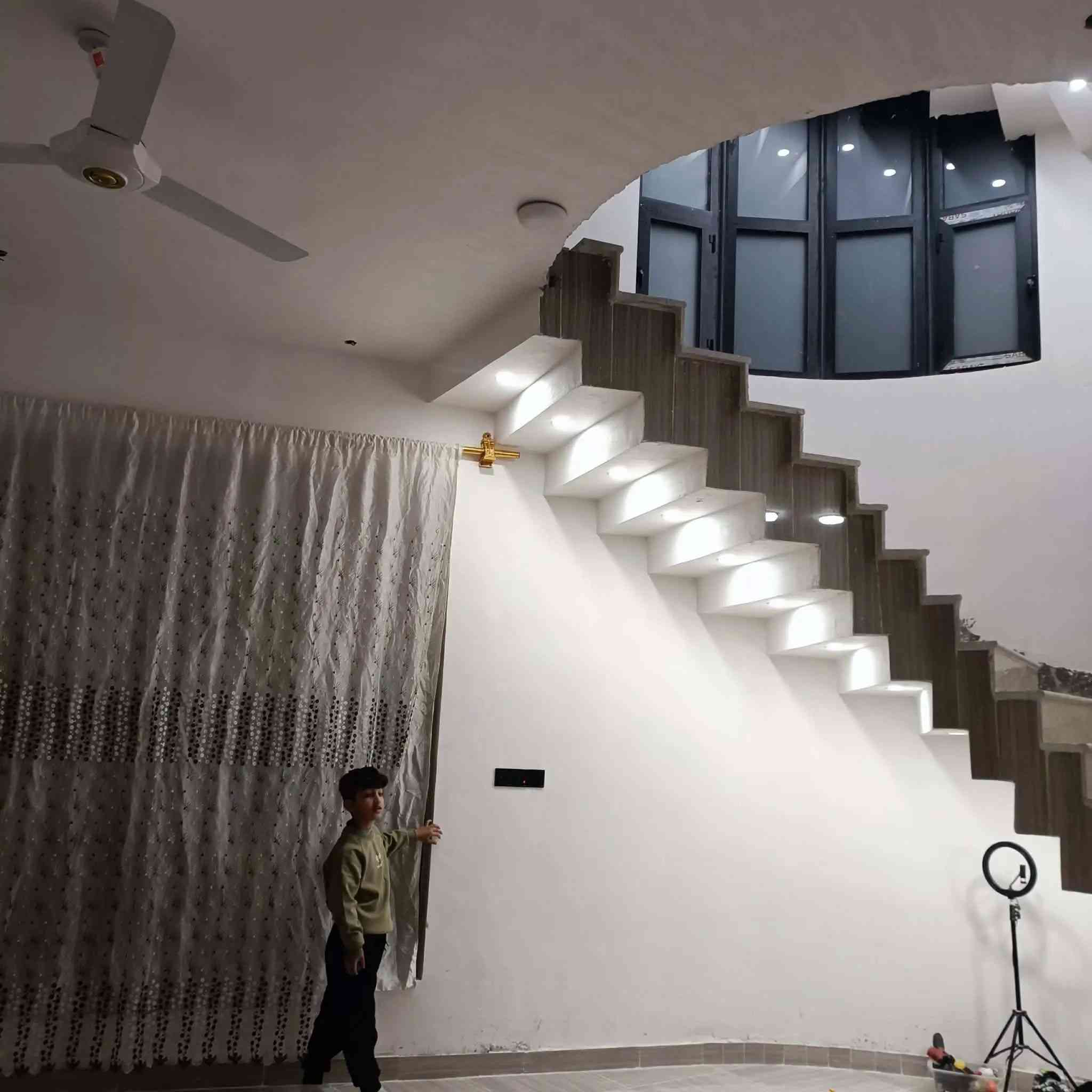 اعلان 
بيت ب 36 مساحة 270م ركن
 بناء 2025 طابقين 
 ط 1  يتكون من غرفتين وصاله ومطبخ حار. وبارد  وستقبال وصحيات داخليه وخارجيه 
 ط 2 يتكون من 3 غرف  وصاله و صحيات  وكراج وحديقة 
بسعر 280 مطلوب اسكان 30
بيد صاحب البيت 250 مع المجال 
تفاصيل. اكثر مراجعه مكتب الساعي للعقار
او الاتصال بالارقام التاليه 
***********
***********
***********
عنوان المكتب سايدين حي الشرطه مقابيل اسواق ريتاج 🧿
