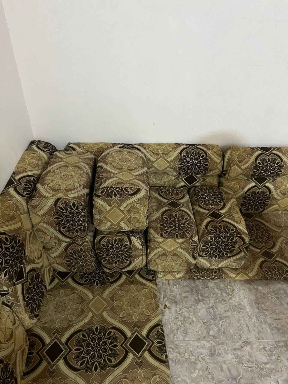 سلام عليكم كعده عربيه 16 متر زائد 6تجوات مكان بصره زبير سعر (350)  وبي مجال لتواصل*********** ترهم ديوان 6× 4
