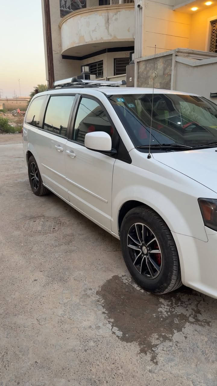 السلام عليكم دوج كرفان موديل ١٩ للبيع فقط 
فول مواصفات رقم بغداد بسمي هزة جديدة
بوب وجنطة كهرباء تبريد ثلاث قطع بردات بلادية 
تشغيل عن بعد 
محرك وكير وصدر جديدات تبريد ثلج 
بيها هواي مواصفات معروفة  حادثها موضح بالصورة 
مع السونار سعرها ١٨٠ مكاني بغداد ابو دشير 
موبايل ***********
