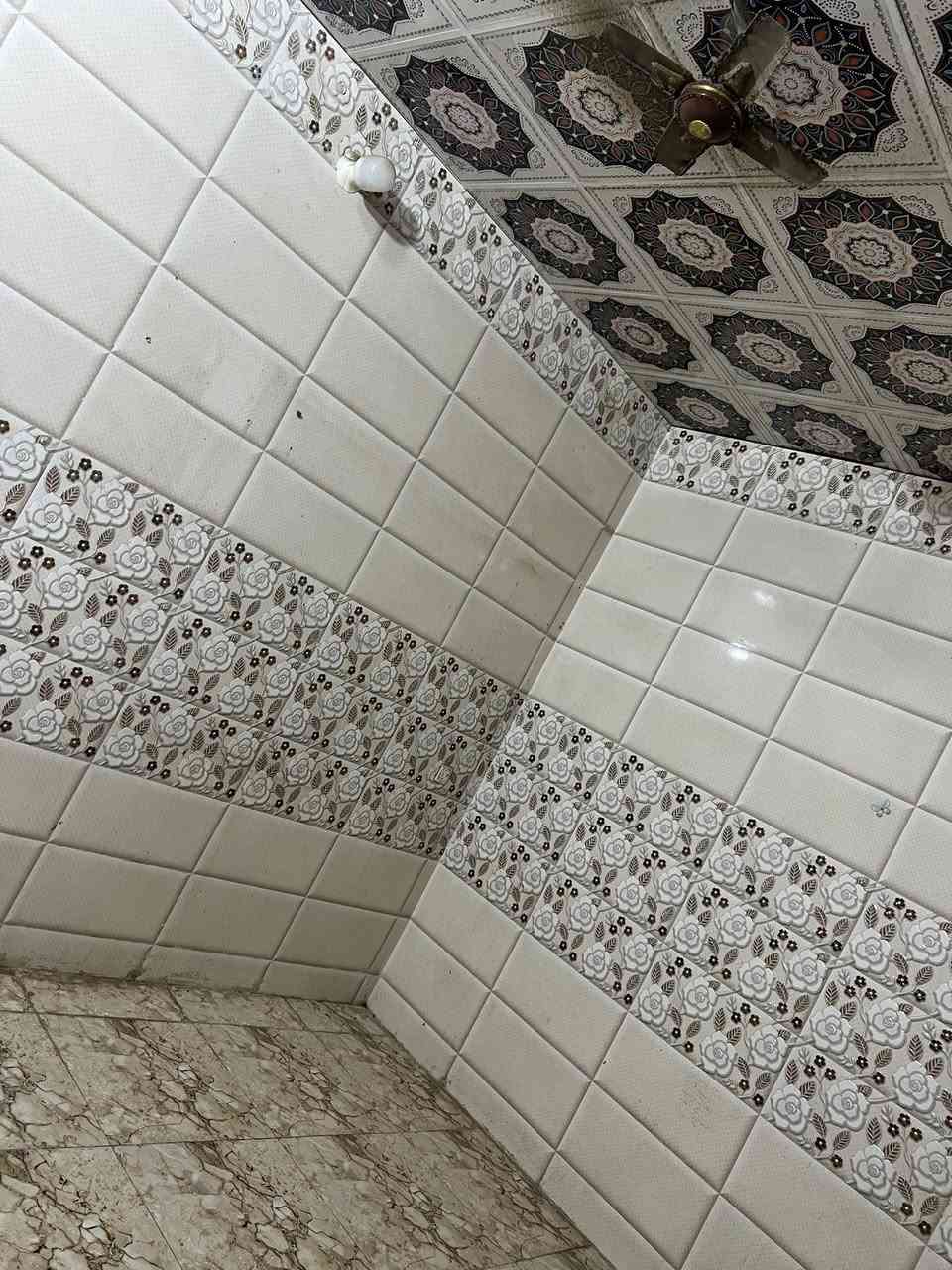 السلام عليكم
بيت للإيجار بشارع الملعب،يطلع عل شارعين بشارع الكشك يحتوي على  صحيات وغرفتين ،صالة ،استقبال ومطبخ بحتياج  الى صبغ فقط البيت نظيف بناء2023امامي مقابيل ساحه التصال ***********
