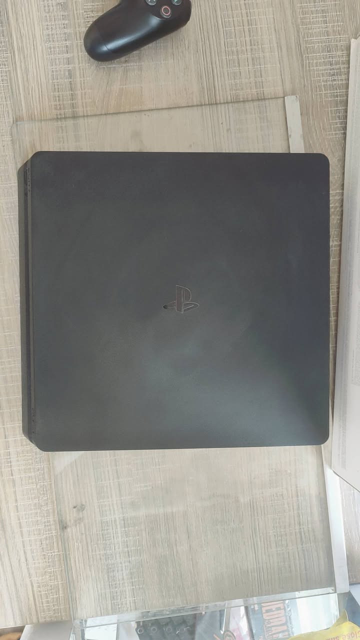 سلام عليكم بلاي 4 اسلم ذاكره 500 مستعمل قليل كامل ملحقاته ويا حتى الجيس و الكتلوك نضيف اخو الجديد مكاني حله شارع 80 قرب الساده ال بو خطه الرقم ***********
