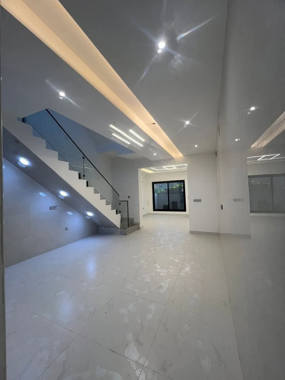 🏡 دار زيرو للبيع – المنصور / حي دراغ ✨
📐 المساحة: 100 متر - الواجهة: 5 متر

🏗 سنة البناء: 2026
🛏 التفاصيل: • 3 غرف نوم • صالة مريحة
• مطبخ • حمام عدد 2 • 2 منور

✨ دار حديثة بتصميم عملي ومناسبة للسكن العائلي

📞 للاستفسار: *********** واتساب
🏢 مكتب أمير علي للعقار – المنصور / حي دراغ

#المنصور #حي_دراغ #عقارات_بغداد #بيع_وشراء #دار_للبيع
