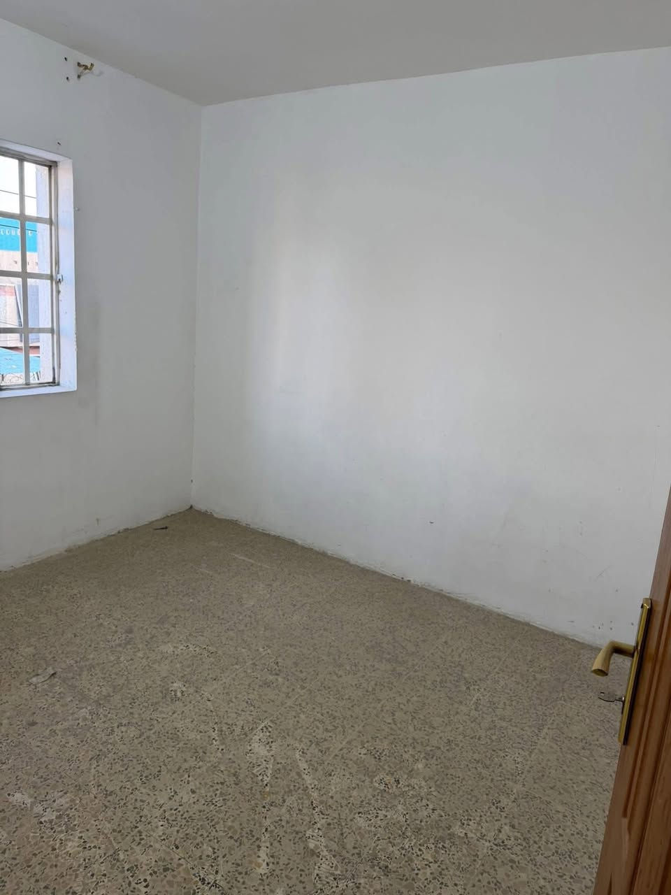 مشتمل للاجار الشعب شارع الصحه قرب جامع المبركع
البيت مدخلين استقبال وخدمات ومطبخ  وثلاث غرف نوم 

معروض بمكتب الكناني ***********/// السعر ٤٠٠الف
