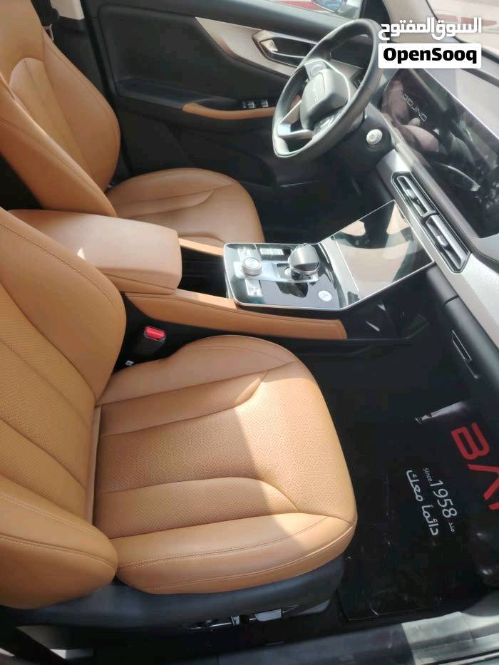 🔥 للبيع — BAIC X7 موديل 2025 اللون سلفر فل أوبشن — قمة الفخامة والتكنولوجيا 🔥 
🚨 أمتيازات مرسيدس بنز !!!
▪️بسعر (180) ورقه و بيها مجال بدون لوحات تاخذها و ترقمها وين متريد ! 🔥  
▪️عداد  الكيلو متر (188كم و قابل للزيادة)!
▪️استلام شركة جديد زيرو!!!
▪️ضمان سنتين تبديل دهن و فلاتر تبريد مجاناً ! 🔥
▪️ضمان 6 سنين محرك و گير ! 🔥 
إذا تدور على سيارة SUV حديثة تجمع بين الشكل الأوروبي، التكنولوجيا الذكية، الراحة العائلية، والمواصفات المستقبلية… فالـ BAIC X7 تعتبر من أقوى الخيارات الموجودة حالياً 😎

━━━━━━━━━━━━━━━

🚘 معلومات السيارة:
▪️ الشركة المصنعة: BAIC
▪️ الموديل: X7
▪️ سنة الصنع: 2025
▪️ اللون الخارجي: سلفر معدني فاخر ✨
▪️ اللون الداخلي: جلد Nappa من مرسيدس برتقالي فاخر مع تطعيمات حديثة
▪️ الفئة: فل كامل / أعلى تجهيز
▪️ عدد الركاب: 5 ركاب براحة ومساحات واسعة جداً
▪️ تصنيف السيارة: SUV عائلية رياضية فاخرة

━━━━━━━━━━━━━━━

⚙️ المحرك والأداء:
🔹 محرك 1.5 لتر Turbo GDI
🔹 4 سلندر تيربو اقتصادي وقوي
🔹 القوة: 185–188 حصان
🔹 العزم: 305 نيوتن متر
🔹 ناقل حركة 7 سرعات DCT مزدوج التعشيق
🔹 دفع أمامي FWD
🔹 استجابة ممتازة بالتسارع
🔹 ثبات عالي على السرعات
🔹 نظام قيادة Eco / Sport
🔹 عزل احترافي للهواء والأصوات
🔹 سرعة قصوى تقارب 240 كم/س
🔹 استهلاك وقود اقتصادي 19.3 كم لكل 1 كم
🔹 خزان وقود 60 لتر

━━━━━━━━━━━━━━━

🛞 نظام التعليق والثبات:
✔️ تعليق أمامي MacPherson مستقل
✔️ تعليق خلفي Multi-Link متعدد الوصلات
✔️ راحة عالية بالمطبات والشوارع العراقية
✔️ ثبات ممتاز بالمنعطفات والخطوط السريعة
✔️ نظام مانع الانزلاق TCS
✔️ نظام الثبات الإلكتروني ESP
✔️ فرامل ABS + EBD + EBA

━━━━━━━━━━━━━━━

📏 الأبعاد والمساحات:
▪️ الطول: 4745 ملم
▪️ العرض: 1892 ملم
▪️ الارتفاع: 1715 ملم
▪️ قاعدة عجلات: 2800 ملم
▪️ ارتفاع عن الأرض: 200 ملم
▪️ مساحة رجلين خلفية ضخمة
▪️ شنطة خلفية كبيرة مناسبة للسفر والعائلة
▪️ تصميم انسيابي بمعامل مقاومة هواء منخفض جداً

━━━━━━━━━━━━━━━

✨ التصميم الخارجي:
✔️ واجهة هجومية رياضية عصرية
✔️ شبك أمامي كرومي فاخر
✔️ إضاءة LED Matrix أمامية وخلفية
✔️ إضاءة نهارية DRL حديثة
✔️ خطوط ديناميكية فخمة
✔️ مقابض أبواب مخفية كهربائية Smart Handles
✔️ سقف بانوراما ضخم جداً بحجم يقارب 1320×850 ملم 🌌
✔️ جنوط رياضية قياس 20 إنج
✔️ مرايا كهربائية مع تدفئة وطي أوتوماتيك
✔️ جناح خلفي رياضي
✔️ باب خلفي كهربائي ذكي
✔️ حساسات أمامية وخلفية كاملة
✔️ كاميرات محيطية 360° ثلاثية الأبعاد HD

━━━━━━━━━━━━━━━

🛋️ الداخلية والفخامة:
✨ داخلية تعتبر من أفخم الداخليات ضمن فئتها السعرية

✔️ جلد Nappa فاخر
✔️ مقاعد كهربائية متعددة الوضعيات
✔️ تبريد + تدفئة  😮‍💨
✔️ ذاكرة حفظ لوضعية السائق
✔️ تحكم كهربائي كامل بالمقاعد
✔️ إضاءة داخلية Ambient Light بـ 64 لون 🌈
✔️ خامات Soft Touch فخمة جداً
✔️ ديكورات داخلية حديثة
✔️ فتحة سقف بانوراما ثنائية
✔️ مكيف أوتوماتيك ذكي ثنائي التحكم
✔️ فتحات تكييف خلفية
✔️ فلتر تنقية هواء للمقصورة
✔️ عزل حراري وصوتي ممتاز

━━━━━━━━━━━━━━━

📱 التكنولوجيا والشاشات:
🔥 من أكثر السيارات الصينية تطوراً بالتكنولوجيا

✔️ 3 شاشات LCD داخلية:
• شاشة عدادات رقمية 12.3 إنج
• شاشة وسطية ترفيهية 12.3 إنج
• شاشة مستقلة للتحكم بالمكيف 7 إنج

✔️ Apple CarPlay
✔️ Android Auto
✔️ بلوتوث + أوامر صوتية
✔️ مساعد صوتي ذكي بالذكاء الاصطناعي !
✔️ نظام التعرف على الوجه 😳
✔️ تشغيل بصمة Start/Stop
✔️ دخول ذكي بدون مفتاح
✔️ شاحن لاسلكي سريع
✔️ USB أمامي وخلفي
✔️ تحكم كامل من المقود
✔️ تحديثات ذكية للنظام

━━━━━━━━━━━━━━━

🅿️ أنظمة الركن والمساعدة:
✔️ كاميرا 360° HD
✔️ عرض ثلاثي الأبعاد للسيارة
✔️ خطوط ديناميكية أثناء الرجوع
✔️ نظام ركن ذاتي Auto Parking 🤖
✔️ مساعد نزول المرتفعات HDC
✔️ مساعد صعود المرتفعات HHC
✔️ Auto Hold
✔️ فرامل إلكترونية EPB

━━━━━━━━━━━━━━━

🛡️ أنظمة الأمان والذكاء:
✅ مثبت سرعة راداري ذكي IACC
✅ تحذير مغادرة المسار LDW
✅ المحافظة على المسار
✅ مراقبة النقطة العمياء BSD
✅ تحذير اصطدام أمامي FCW
✅ فرملة طوارئ أوتوماتيكية AEB
✅ التعرف على إشارات المرور TSR
✅ مراقبة تعب السائق
✅ High Beam Assist للإضاءة العالية الذكية
✅ 6 وسائد هوائية
✅ TPMS مراقبة ضغط الإطارات
✅ فتح الأبواب أوتوماتيكياً وقت الحوادث
✅ نظام مانع السرقة + Immobilizer

━━━━━━━━━━━━━━━

🌟 مميزات تخليها تنافس سيارات أغلى منها:
⭐ تصميم قريب للسيارات الأوروبية
⭐ فخامة داخلية أعلى من سعرها
⭐ تكنولوجيا متقدمة جداً
⭐ راحة ممتازة بالسفر والخط
⭐ مناسبة للعائلة والشباب
⭐ قيمة عالية
