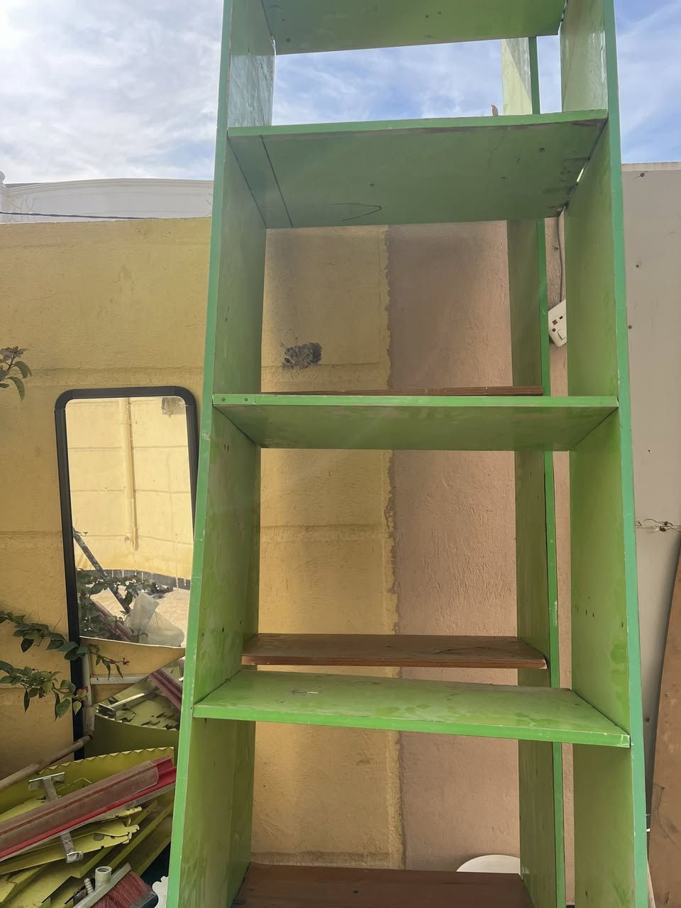 سفينة للبيع  الطول 6 متر 5 رفوف مع رفوف قياسات مختلفة للاستفسار الاتصال ***********
