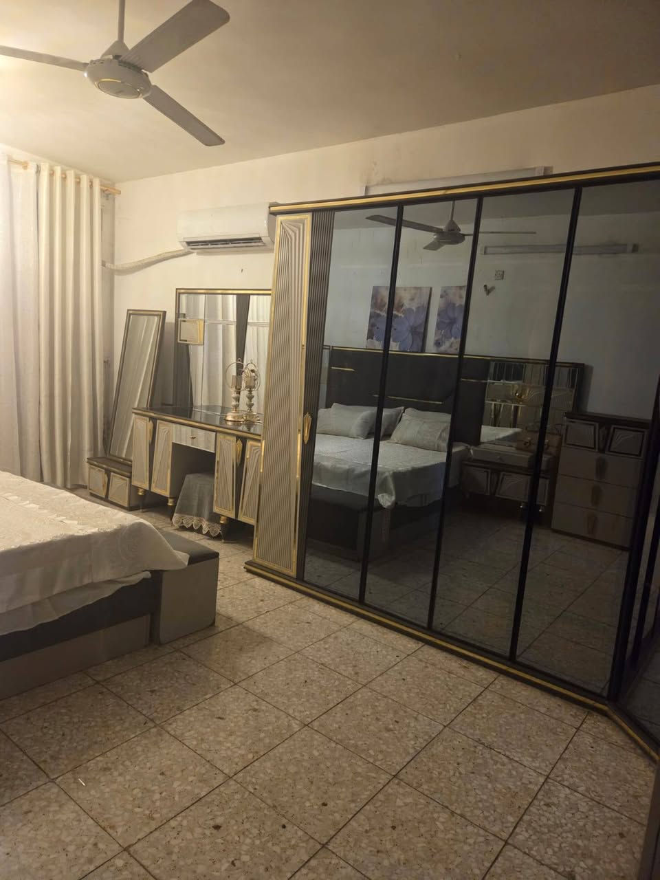 السلام عليكم
غرفة نوم للبيع 
بغداد البلديات 
السعر :- 1,700,000 دينار عراقي 
للاستفسار :- ***********
