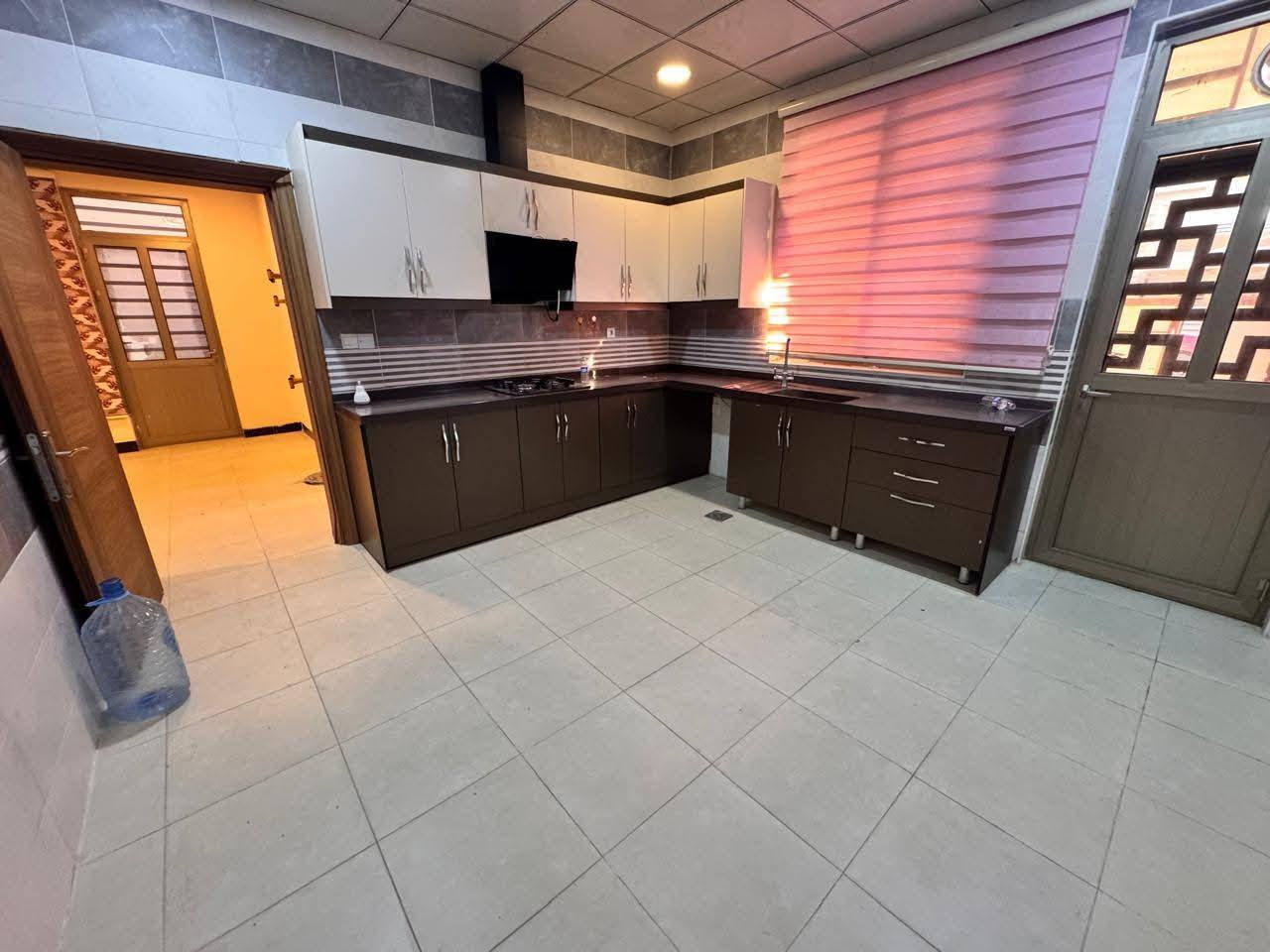 #اعلان 1974
دار في حي الجامعة #طابق ونص #مجمع_مدينتي 
الموقع مميز جدا قريب على المحل و المدرسة و الجامع و حديقة عامه بصفه 
مساحة 200م 
يتكون من استقبال للضيوف و هول و مطبخ و ثلاثة غرف نوم 
و البيت مؤثث و بيه اضافة قمريه للسياره و للشبابيك + كتايب للشبابيك كلها 
مساحة البناء 144م
#الطابق_الثاني غرفة نوم 1
#السعر 13 ونص دفتر
#للاستفسار ***********
