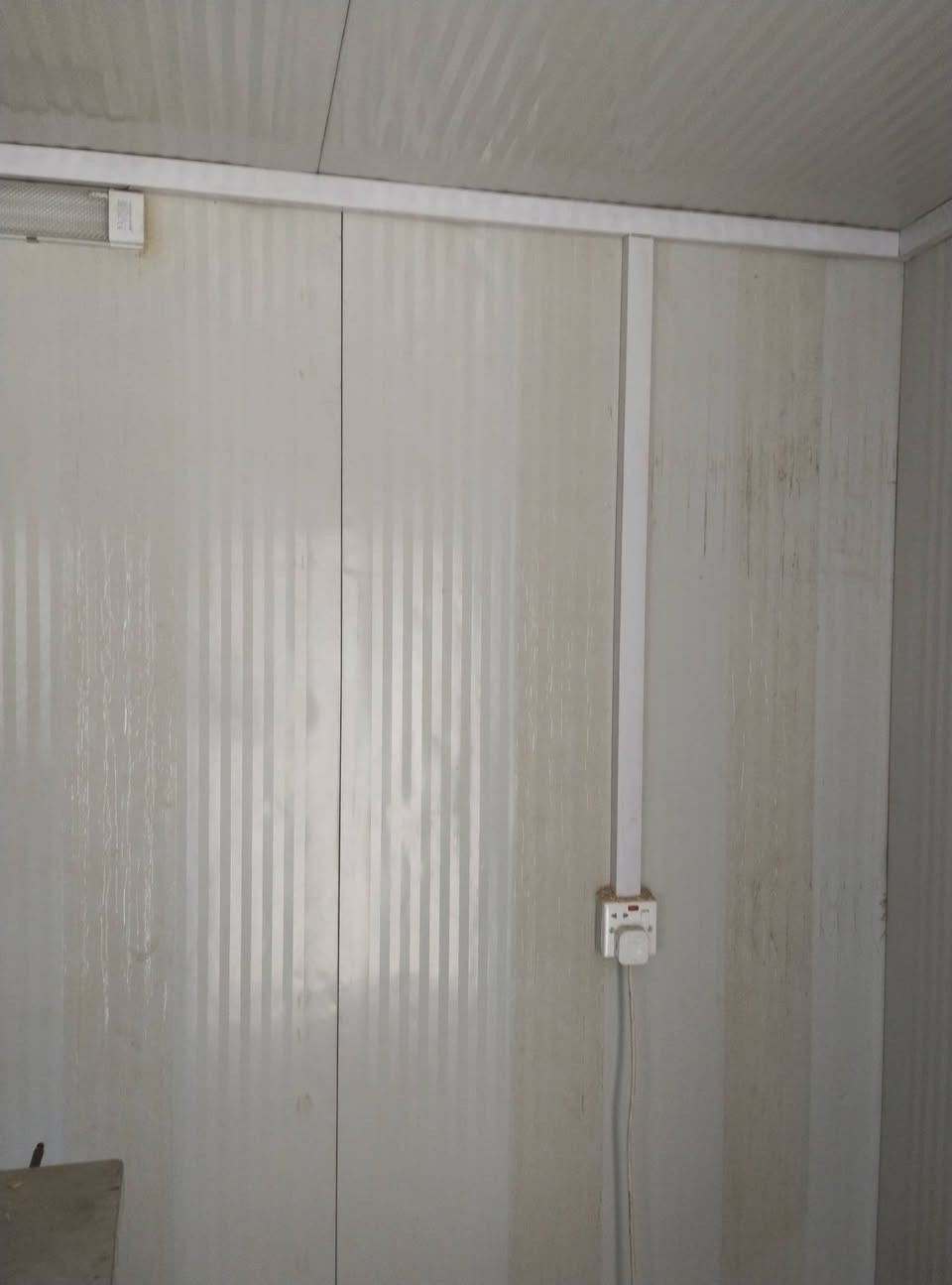 للبيع كرفان الطول 3 * 4 نضيف جدا الموقع ابو دشير خط النفط للاستفسار ***********
