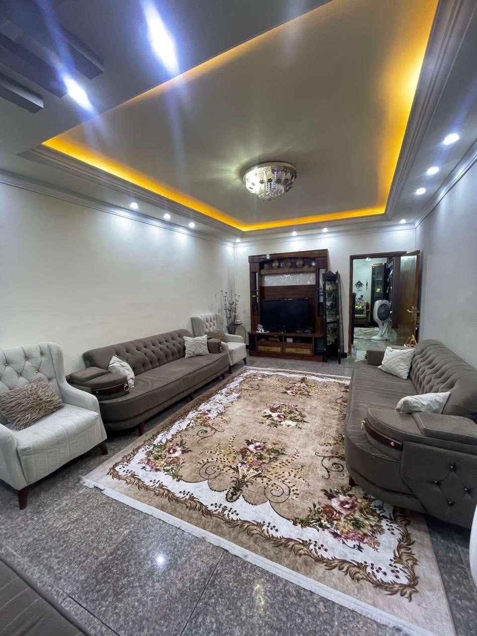 السلام عليكم
دار للبيع 

 

المساحة ١٥٠ الواجهة ٧.٥ نزال٢٠

الطابق الاول صالة،مطبخ حار وبارد,هول داخلي، غرفة نوم ، صحيات، منور عدد ٢

الطابق الثاني غرفة نوم عدد ٢ ، حمام ، غرفة ساندوتش 

الموقع حي الجهاد ديوان المخابرات قريب جدا على الشارع العام
السعر ٣٣٠

للتواصل والاستفسار على الخاص او الرقم ***********
