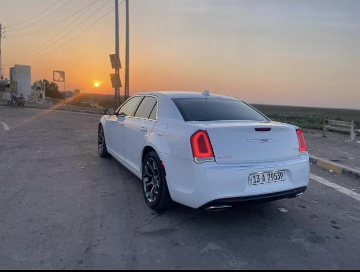 سلام عليكم
-كلايسلر 300 (اوباما ) 
-موديل  2016 معلايه  2022 
-سياره جاهزة من كلشي 
دواخل جلد  بيجي -اسود 
كشن كهرباء 
لايت زنون 
شاشه جبيره 
حداديه تخم تاير
 رقم ميسان دولي بأسمي   
ضربته جاملغ وبنيد 
الصور الحادث مرفقه مع المنشور 
سعر سيارة 178$ ورقة 
مكان سياره الناصريه قضاء الفهود 
للاتصال  *********** / ***********
