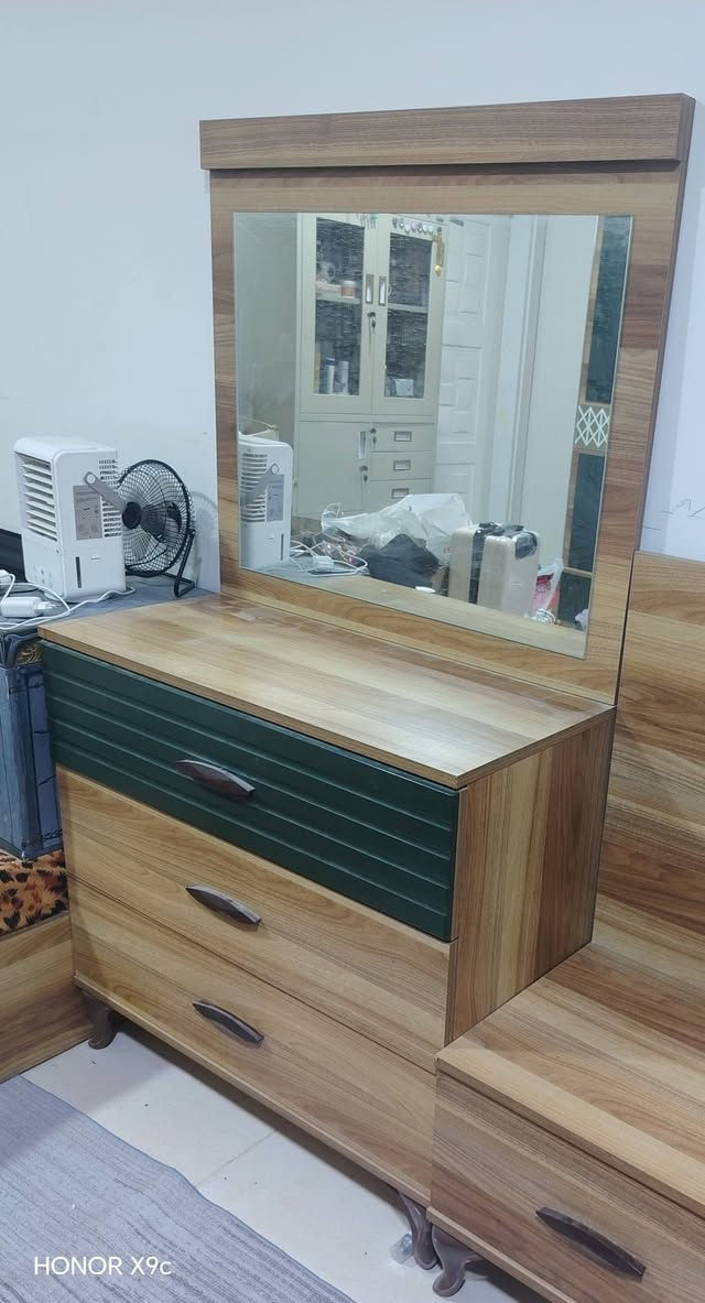 السلام عليكم.. غرفة نوم للبيع من خمس قطع كنتور  وسرير وميز تواليت ومجرات قطعتين... مستعمل... بيها اضرار بسيطة.. السعر 500 قفل بدون عمله.. كربلاء مجمع الغدير السكني حي الأمن الداخلي.. للاستفسار خاص.. أو *********** واتساب
