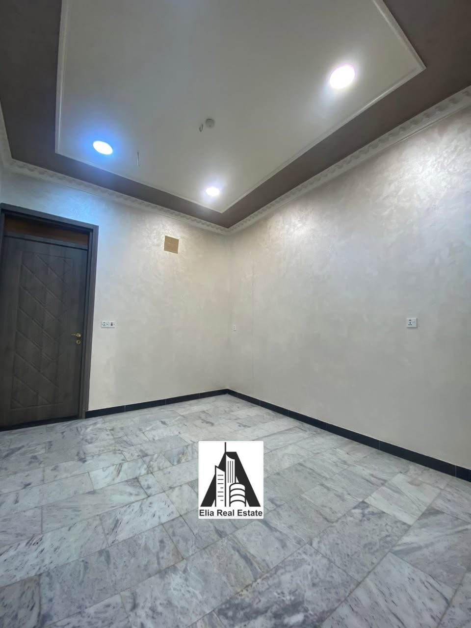 للأيجار في السيدية
شقه جديدة جداً 
طابق أرضي 
مساحه 120م 
يحتوي على استقبال ومطبخ وصحيات وغرف نوم عدد2 
وحده منهن سويت 
الموقع : السيدية / الاقتصاديين / قرب شارع 40 .. 
الايجار : 800 الف + خدمات 30 الف 
الخدمات تشمل ( عامل تنظيف البنايه + اجور الماء والكهرباء ) 

للاستفسار اكثر *********** حمزة 
مكتب ايليا
