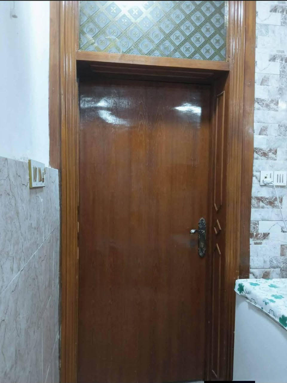 بيت100طابقين مسلح لبيع حي القدس الاول مقابل مدرسة المعرفه مكون من غرفتين وصاله نظام سويت الصيحات وغرفه وصوله وستقبال
وصحيات جوه يرهم مراوس بمجتمع طيبه البوابة نجف والسعرالبيع 160مليون قابل لتفاوض وات  اواتصال ع***********
***********
