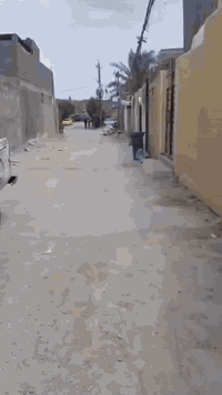 السلام عليكم بيت للبيع المساحة 80واقع حال  منطقة الاستكشافات حي الزهراء منطقة ال100 اول فرع على شارع السجة يتكون من استقبال ومطبخ وغرفة وترك خلفي بي درج الحديد يصعد للسطح البيت عكادة مزفت تغليف ايزكوم ومن الداخل تغليف سقف ثانوي مي مجاري كهرباء كلة اصولي بس عوزة تبليط ما بقى شي وتتبلط السعر 50وبي مجال
***********
