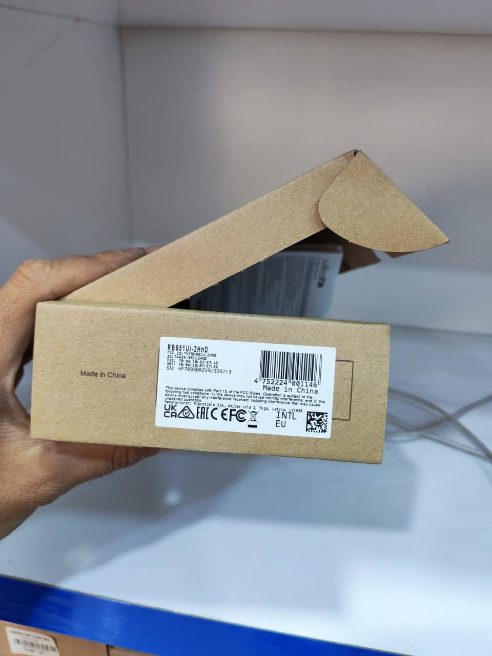 التفاصيل:
​الحالة: جديد تماماً (كارتون) لم يستخدم.
​الموديل: MikroTik RouterBOARD RB951Ui-2HnD.
​السعر: 75,000 دينار عراقي للقطعة الواحدة.
​المنشأ: أصلي (Made in China) بمواصفات "سوسلي".
​المنافذ: يحتوي على 5 منافذ إيثرنت (5 Ports).
​المميزات:
​يدعم بث الواي فاي بتردد 2.4GHz بقوة تغطية ممتازة.
​يحتوي على منفذ USB لدعم مودمات الـ 4G.
​يدعم ميزة PoE output لتشغيل أجهزة أخرى من خلال كابل الشبكة.
​الجهاز يأتي بكامل ملحقاته (المحول الأصلي + الكتيبات) داخل الكارتون.
​الموقع:
​البصرة - أبو الخصيب.
​ملاحظة للمشتري:
​متوفر 3 قطع، الأجهزة جديدة تماماً وبالكارتون.
​يوجد سعر خاص في حال شراء الـ 3 قطع معاً.
*********** ابو الخصيب, البصرة
