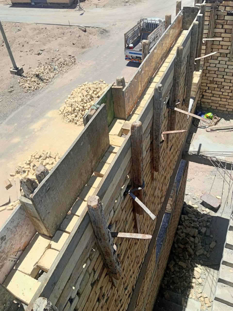 تم بفضل الله تعالى وبركاته صب رباط مساحته 180 متر في طوبه والنخيل والتوفيق للجميع ان شاء الله اخوكم احمد النجار لجميع اعمال النجاره والتسليح والصب ***********
