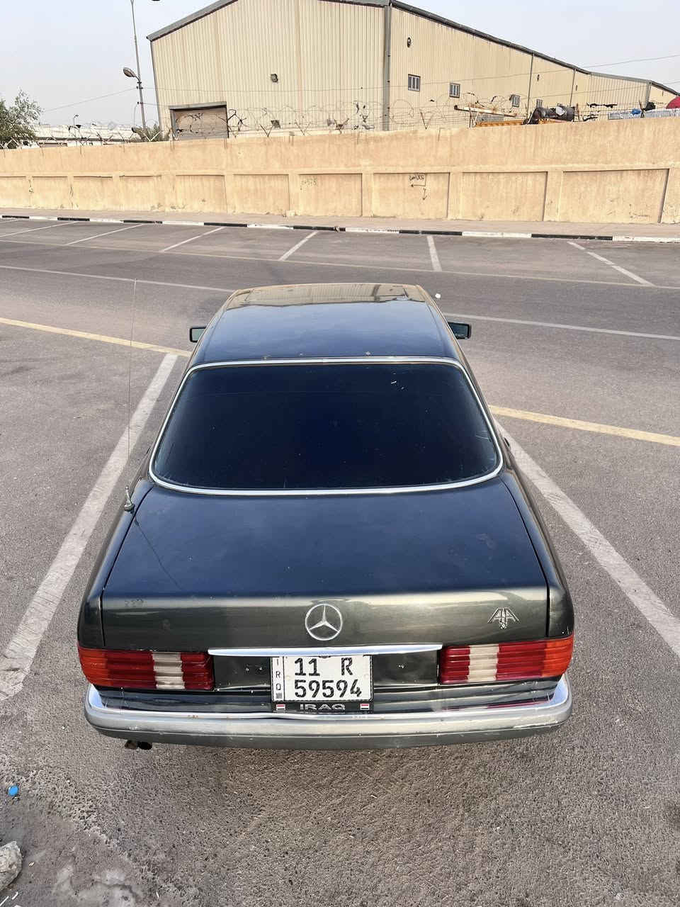مرسيدس ١٩٨٨
مصبوغه للجماليه 
رقم بغداد سنويه لل ٢٠٣٠
مكانها بالبصره
***********
