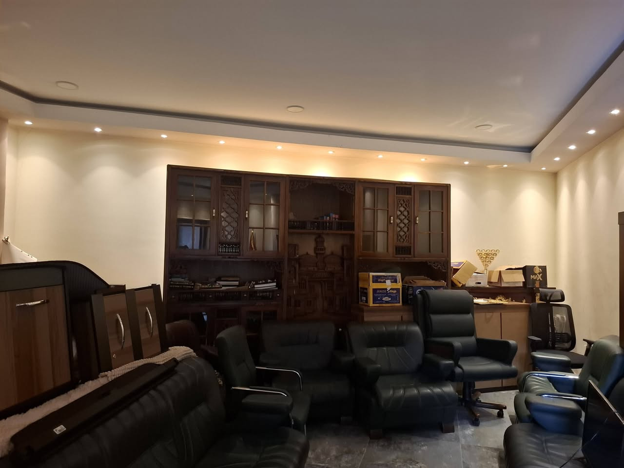 السلام عليكم عندي ٣ غرف نوم وخزانه ١٤ باب كل بابين مع اثاث مكتبي عدد ٢ مع ملحقاته  ميز طعام ٨ مقاعد مع ثلاجه ءLG مع مجمده كرافت العنوان الحارثيه رقم وتساب ***********
