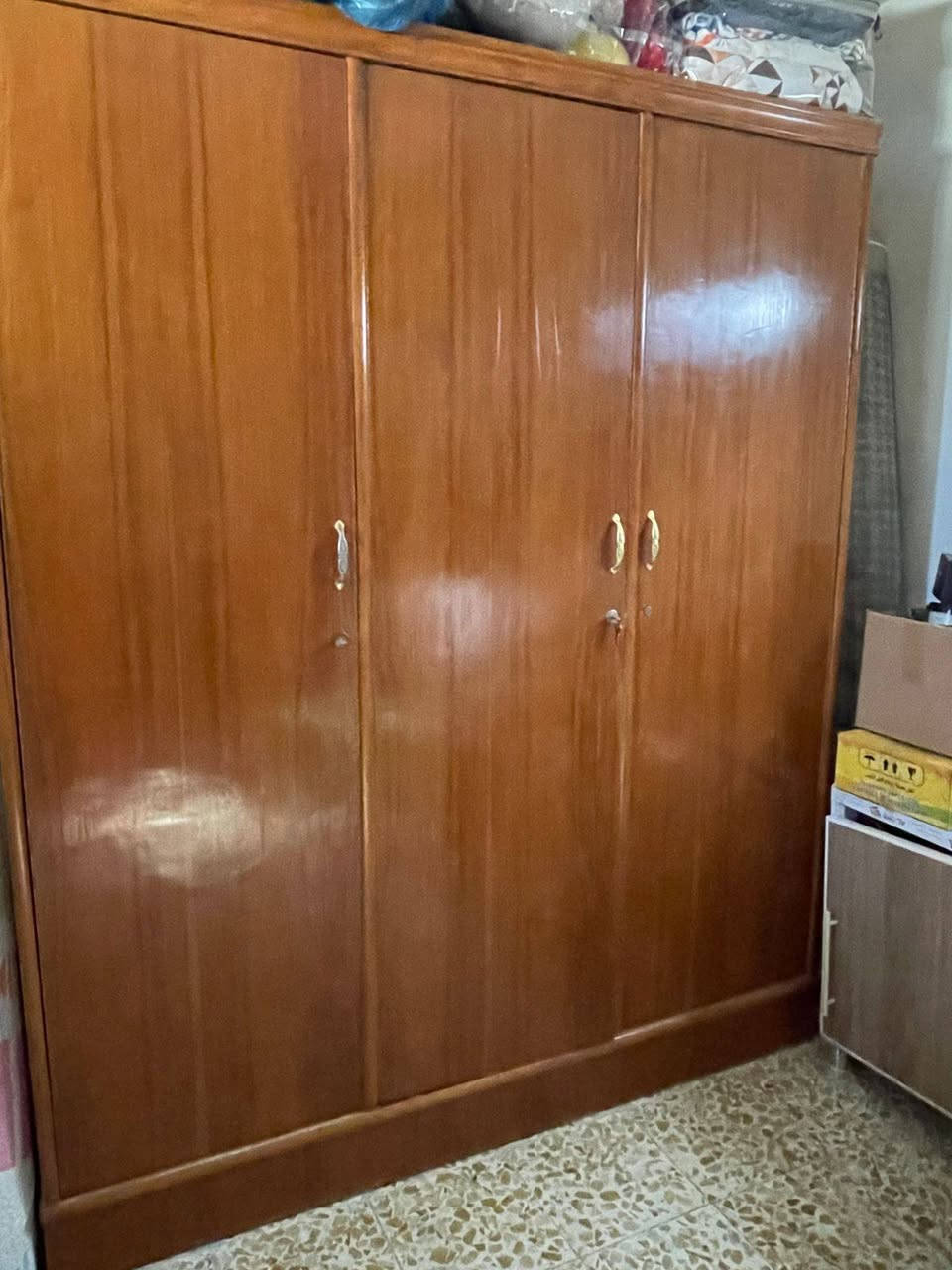 اثاث للبيع
جرباية نفر عدد ثنين مع كنتور صغير وكومديات ثنين 750
كنتور ٣ خانات 650
غرفه نفرين كامله كنتور ٦ ابواب مع الدوشك 950
جميعها غرف صاج ظهر وبطن🤎
طباخ خمس عيون 150
للتواصل 
***********
