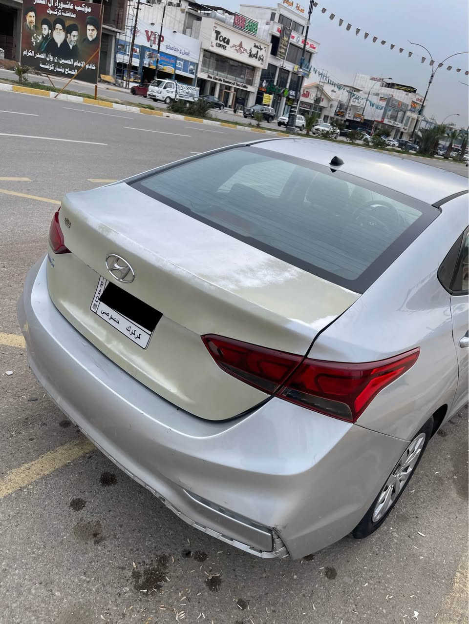 اكسنت ٢٠١٩ امريكي
رقم و مكان كركوك 
السيارة اي عيب بالمحرك و الگير و الكهربائيات ما بيها 
و مداريها على الاخير من ناحية السيرفس
الحدادية و التايرات و الصدر بشهر ال٦ سويتهن 
 بالخارج بيها ٤ قطع جهة السكن صبغ
و متصلح بالامارات الصندوق بس (الصور بالمنشور) 
عيبها الوحيد الصندوگ لونه جارد
ماشية ٧١ الف ميل يعني ١١٤ الف كيلو
السيارة شغالة و كاملة مكمل اي نقص ما بيها مجرد كسر بسيط بالدعامية الامامية 
السعر ١١٠ و بيه مجال اذا طلع بيها شي زايد
رقمي *********** 
متواجد واتساب و فيسبوك كركوك, العراق
