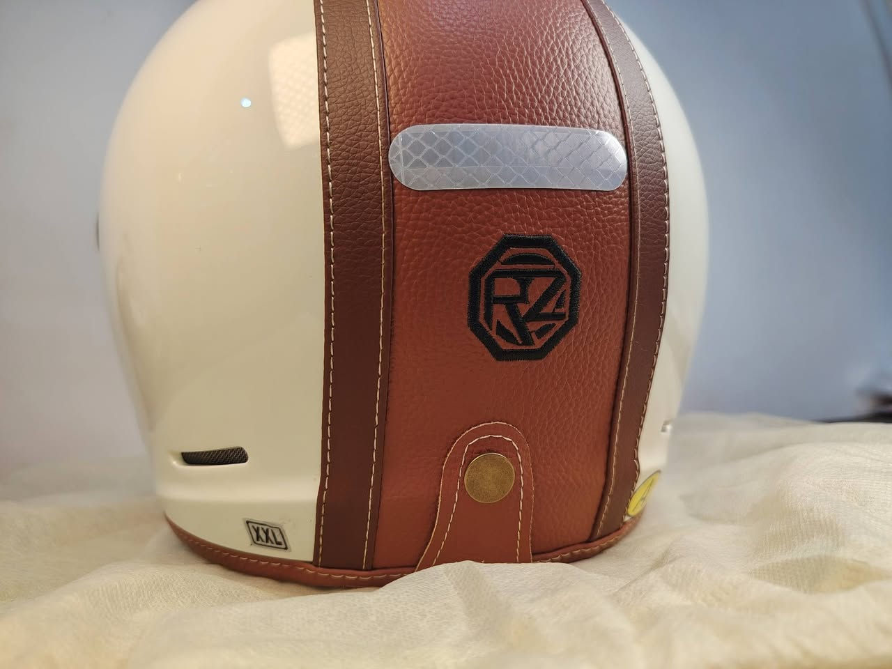 توصيل موجود
- خوذة كلاسك لون صدفي مطعم جلد طبيعي
جودة عالية شي راقي


**إذا كنت صاحب هذا الإعلان وتريد حذفه لأي سبب، رجاءا أرسل رسالة إلى الدعم الفني**