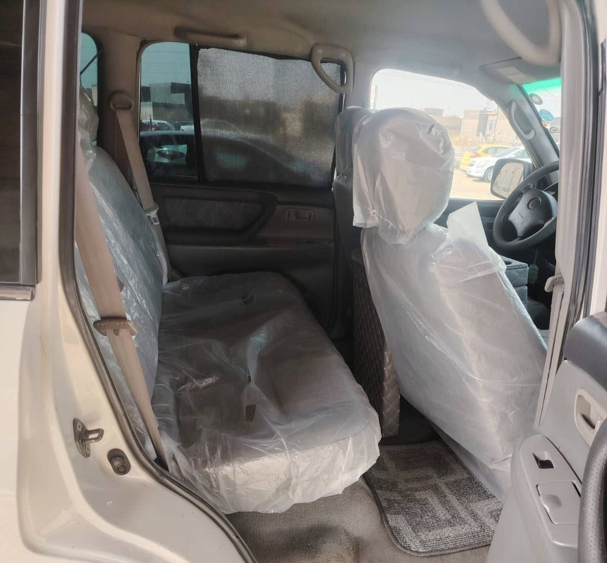 سلام عليكم 
لاندكروز 2004 مكفوله
تخم تاير بالون ابو الجمل 
الون ابيض مكفوله 
جام كهربائي 
كير عادي 
رقم بغداد أنكليزي 
تحولي ثاني يوم
***********
***********
