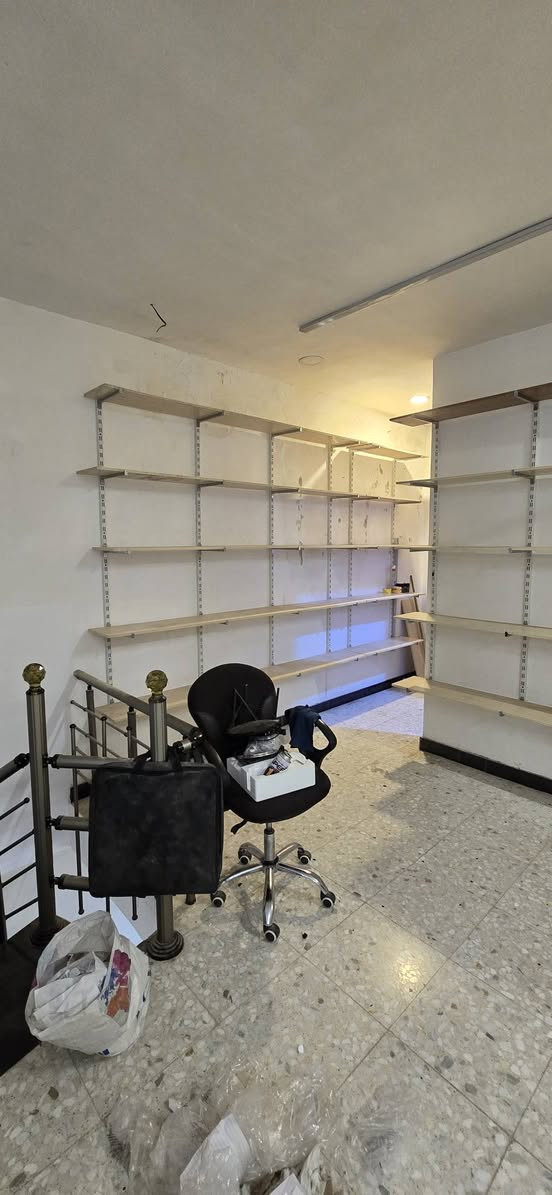 السلام عليكم / للبيع رفوف محل 
/ ٣٠ طبقة / ابعاد الرف ٢٤٠ ×٣٠سم 
مع ٥قطع احجام صغيرة هدية / مكاني بغداد الزعفرانية 
للتواصل على الرقم ***********
