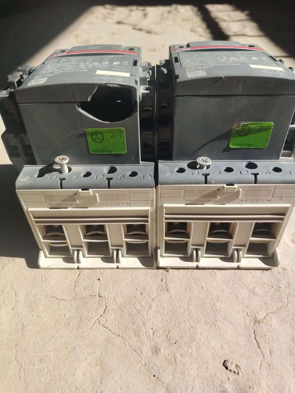 سلام عليكم كونتكتر abb 250 امبير عدد 2 و50 امبير عدد 1 جدد بس واحد منهم مكسور غلافة من جوة وكع مني بس جديد ثابت مو متغير AC/DS مكاني بغداد بلديات سعر 200 الف مستعجل عليهن رقمي ***********
