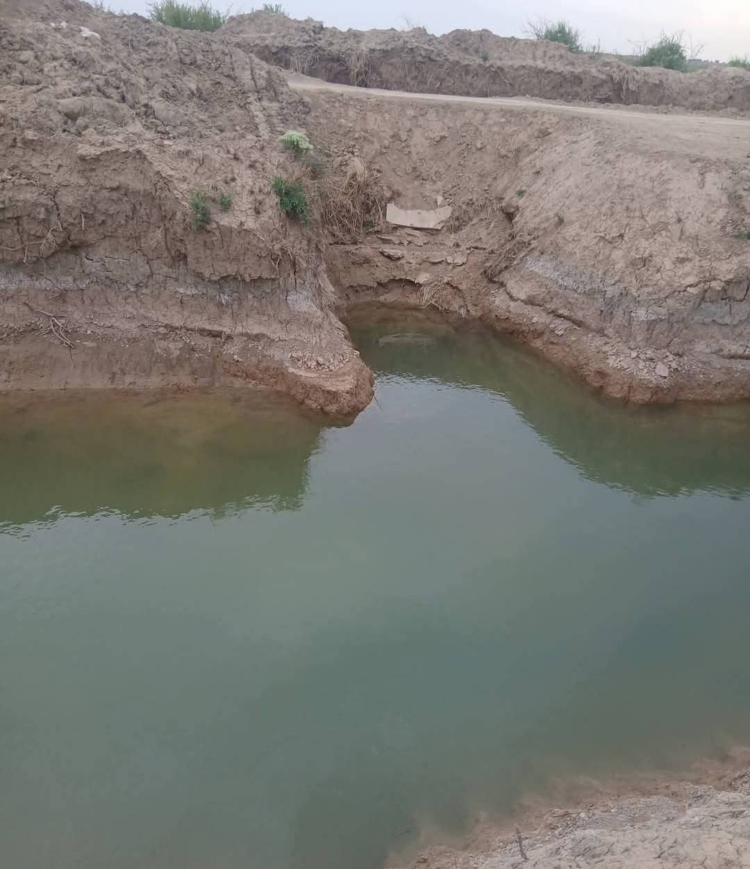 السلام عليكم دار لبيع مساحه ٢٥٠ م  رباط كونكريت 
يحتوي ع غرفتين وصاله ٤ /١٠مع  حمامات وحديقه بيت مال عائله وحده مع كافه الخدمات مولد خط يبعد عن مدرسه ٢٠٠ م  / المكان صويره في قريه العزه قرب محطه شرق البصره الاستفسار ***********
