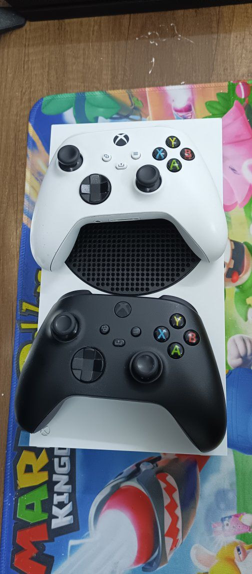 ‏سلام عليكم 
‏ 
‏للبيعXbox Series S
‏ نظافة الجهاز فول
‏ملحقاته كامل 
‏اضافة إلى يده مال إكس بوكس سيرس إكس 
‏يعني يدتين 
‏مع باتري وارير للشحن 4 أمتار
‏ السعر 350 بيها مجال للطيبين 
‏
‏العنوان موصل 
‏الرقم ***********
