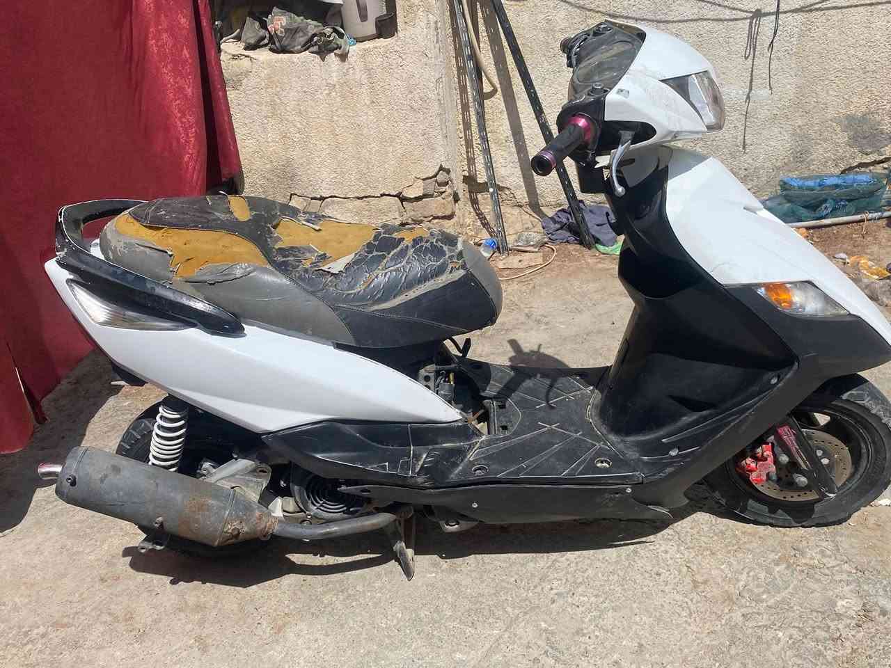 سلام عليكم
دراجه ثعلب. كامله نقص كابريتر و فاكيوم بس 
دراجه بلاد و صالنصه آر زت. دراجه نضيفه مكينه حلوه و نشطه  مكان بغداد الإعلام سوق اميمه.  وإذا مراوس أراوس
 *********** سعر 400 بيه مجال
