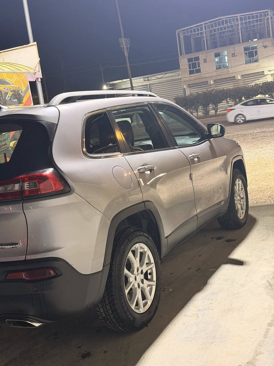 جيب شيروكي (بزون) 2018
ضرر بنيد مع صبغ جملغ ايسر امامي (بدون دواخل)

عداد لمسافه (130)
رقم بابل دولي 

المحرك والأداء:محرك \(V6\)  سعة 3200cc
ناقل حركة أوتوماتيكي.

نظام دفع رباعي (4WD). ملغي

المواصفات الخارجية (فول لمتدد):

ويل (إطارات) كروم قياس كبير.
.لايت زنون مع زراك لايت
.صندوق (جنطة) خلفي كهربائي.
حساسات أمامية وخلفية وكاميرا خلفية.
مرايا جانبية هيتر (تدفئة).

المواصفات الداخلية والرفاهية:مقاعد جلد فاخر.
مقاعد أمامية كهربائية مع تدفئة وتبريد.
شاشة كبيرة (نظام ترفيه وخرائط - Navigation).
تبريد قطعتين
 (أوتوماتيك).ستيرن (عجلة قيادة) تدفئة
.بصمة تشغيل وبصمة أبواب.خزن وضعيات القيادة (Memory).

الأمان والسلامة:خاصية النقاط العمياء (Blind Spot).نظام تثبيت السرعة.نظام اتزان السيارة والتحكم بالجر.نظام توقف ذاتي عند الرجوع. 

مكان بابل الهاشمية 
السعر 143 ورقة 
***********
