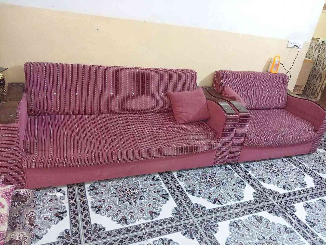 كاونتر جديد للبيع مع تخم عشر مقاعد وسرير نفر واحد التواصل على الرقم ***********
