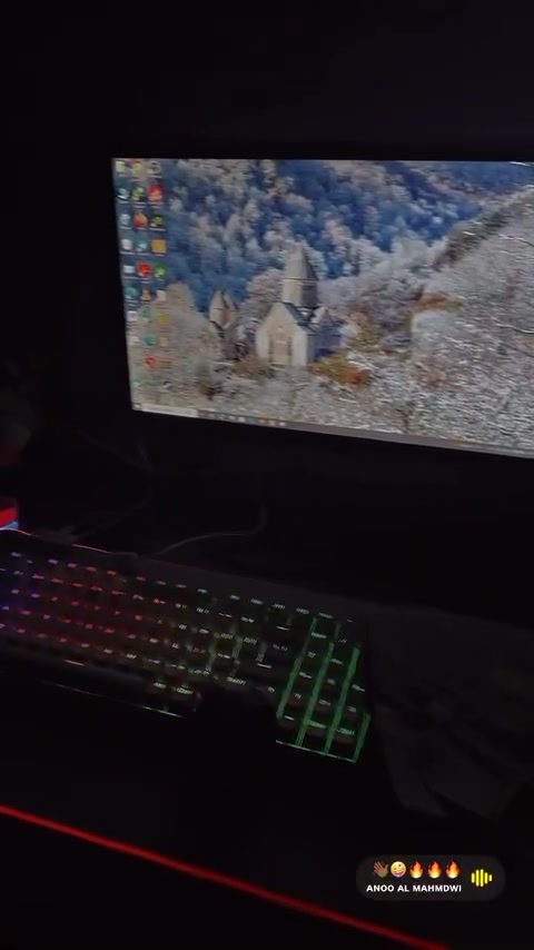 بيع تجميعة بي سي قيمنق متكاملة (PC Gaming Setup) بحالة ممتازة 🔥
السلام عليكم شباب، للبيع تجميعة حاسبة قيمنق متكاملة مع كامل ملحقاتها، الحاسبة نظيفة جداً وشغالة وما بيها أي نقص، وجاهزة للألعاب القوية والمونتاج.
المواصفات الكاملة (Specifications):
 المعالج (CPU): AMD RYZEN 5 3600 (3.6GHz / 32M Cache, 6 Cores / 12 Threads)
 المبرد (CPU Fan): FAN CPU AMD AIR (المبرد الأصلي)
 المذربورد (Motherboard): M.B ASUS B450M-A PRIME AMD
 كارت الشاشة (GPU): GIGABYTE GTX 1650 LOW PROFILE OC D6 (4GB GDDR6)
 الرامات (RAM): CRUCIAL 16GB (2x8GB) DDR4 3200MHz
 التخزين السريع (SSD): LEXAR SATA 128 GB (للنظام وإقلاع سريع)
 الهارد (HDD): TOSHIBA 1.0 TB 7200 RPM SATA (لخزن الألعاب والملفات)
 الباور سبلاي (Power Supply): FSP HYPER K 600W 85%
 الكيس (Case): XIGMATEEK GAMING X ARCTIC 3FAN WHITE (كيس أبيض مميز مع 3 مراوح تبريد وإضاءة RGB)
الملحقات المشمولة بالبيع:
 شاشة سامسونج (Samsung Monitor).
 كيبورد ميكانيكي مدمج (RGB Mechanical Keyboard) باللون الأبيض والأخضر المينت.
 ماوس قيمنق RGB متناسق مع الكيبورد.
 سماعة رأس قيمنق (Gaming Headset) باللون الأبيض مع قاعدة إضاءة.
ملاحظات إضافية:
 الحاسبة مفرمتة ومنصب عليها ويندوز جديد وجاهزة للاستخدام المباشر.
 الأداء ممتاز في ألعاب مثل (GTA V / FiveM, Fortnite, PUBG) وغيرها.
📌 السعر: [مليون وميه]
📌 المكان: [بغداد]
📌 للتواصل: الخاص مفتوح أو الاتصال على الرقم: [***********]
