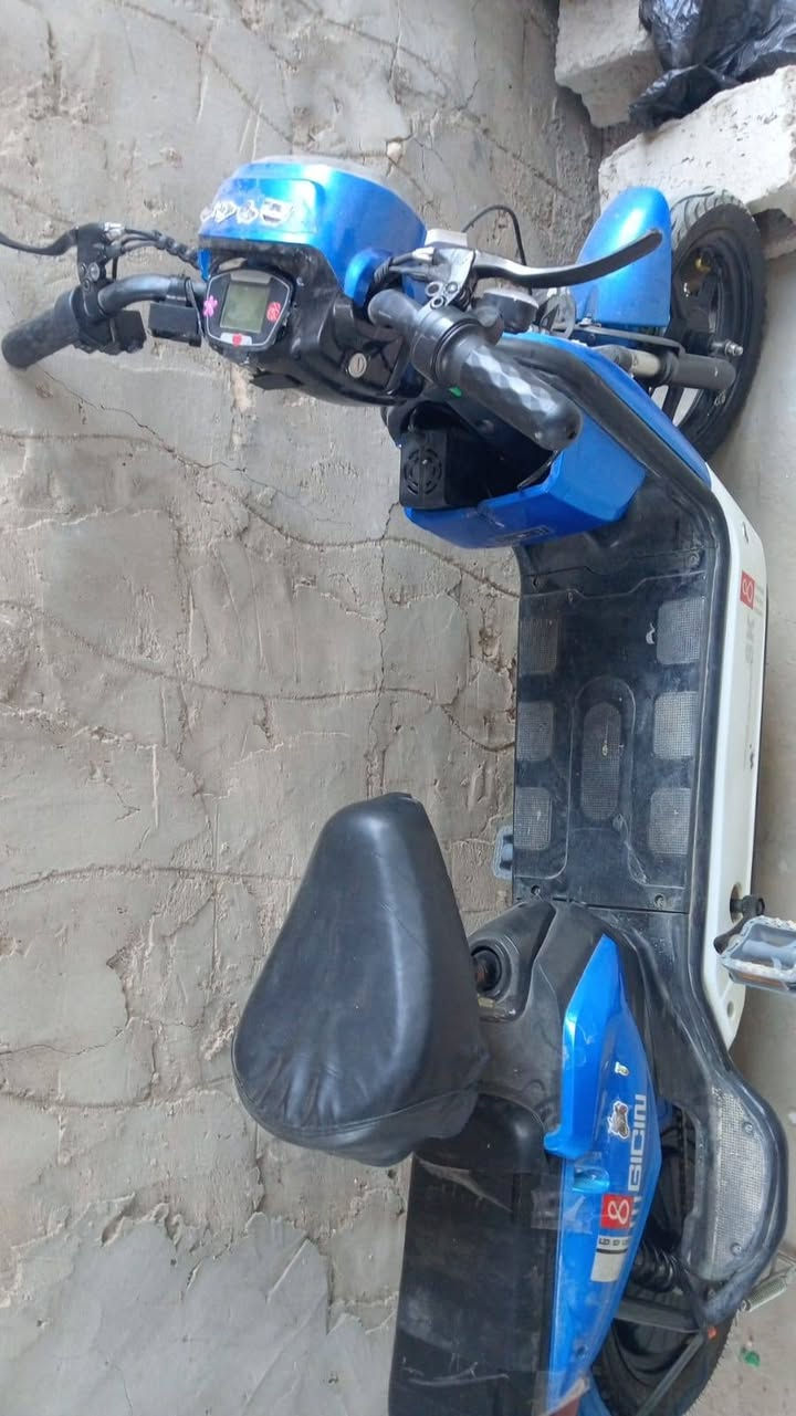 دراجه شحن جديده بس الشاشه الفوك بيها كسر مانعرفلها حته مانعرف شلون تشحن شاحنته وياها اخليها عله الشحن وشغل تشتغل اشلع الشحن تطفي اليريدها هاذا الرقم وتساب ***********

