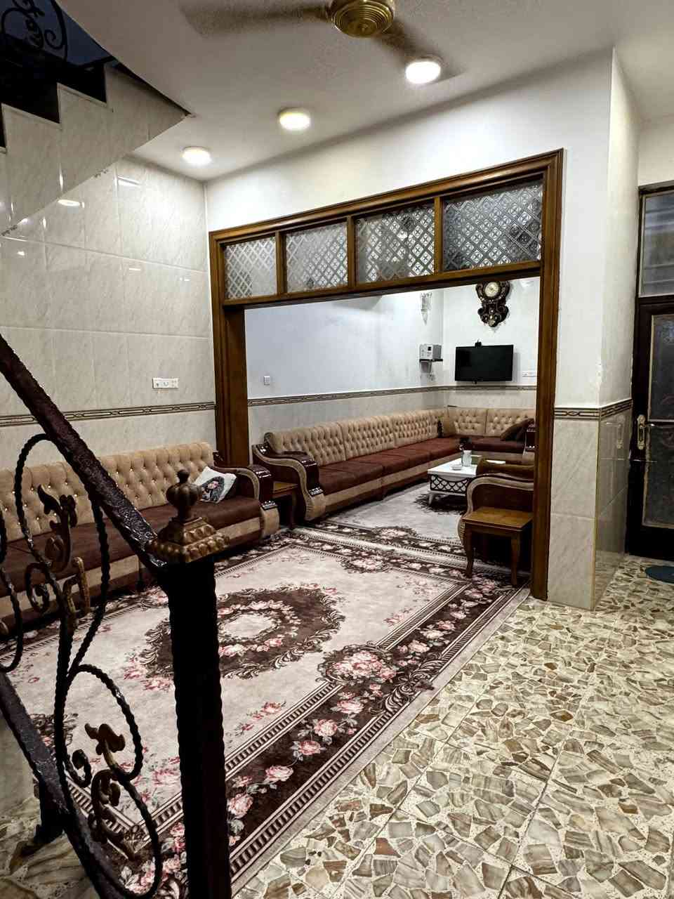 دار (( للبيع )) النجف الأشرف
(( حي ميسان )) 
         (( طابو صرف )) 
--------------------------------------------------------------------------
المساحة  ((   100 متر   )) 
السعر ((155 مليون  وبي مجال قليل ))
قطاع      ((      22        )) 
شارع 12 متر. تبليط 
--------------------------------------------------------------------------
يتكون من  : طابقين
          ((الطابق  الإول )) 
استقبال + صالة + مطبخ + غرفة + صحيات عدد (2)
          ((الطابق الثاني )) 
صالة + (2) غرف + صحيات 
--------------------------------------------------------------------------
           (( ملاحظة )) 
البناء صب كونكريت مسلح
و طابوق نهروان
بناء جناي  
--------------------------------------------------------------------------
للاستفسار الاتصال على الرقم 
التالي (( أو )) الاتصال على الواتساب
***********
موقع البيت
 الشارع المقابيل سوق المخضر 
 -------------------------------------------------------------------
