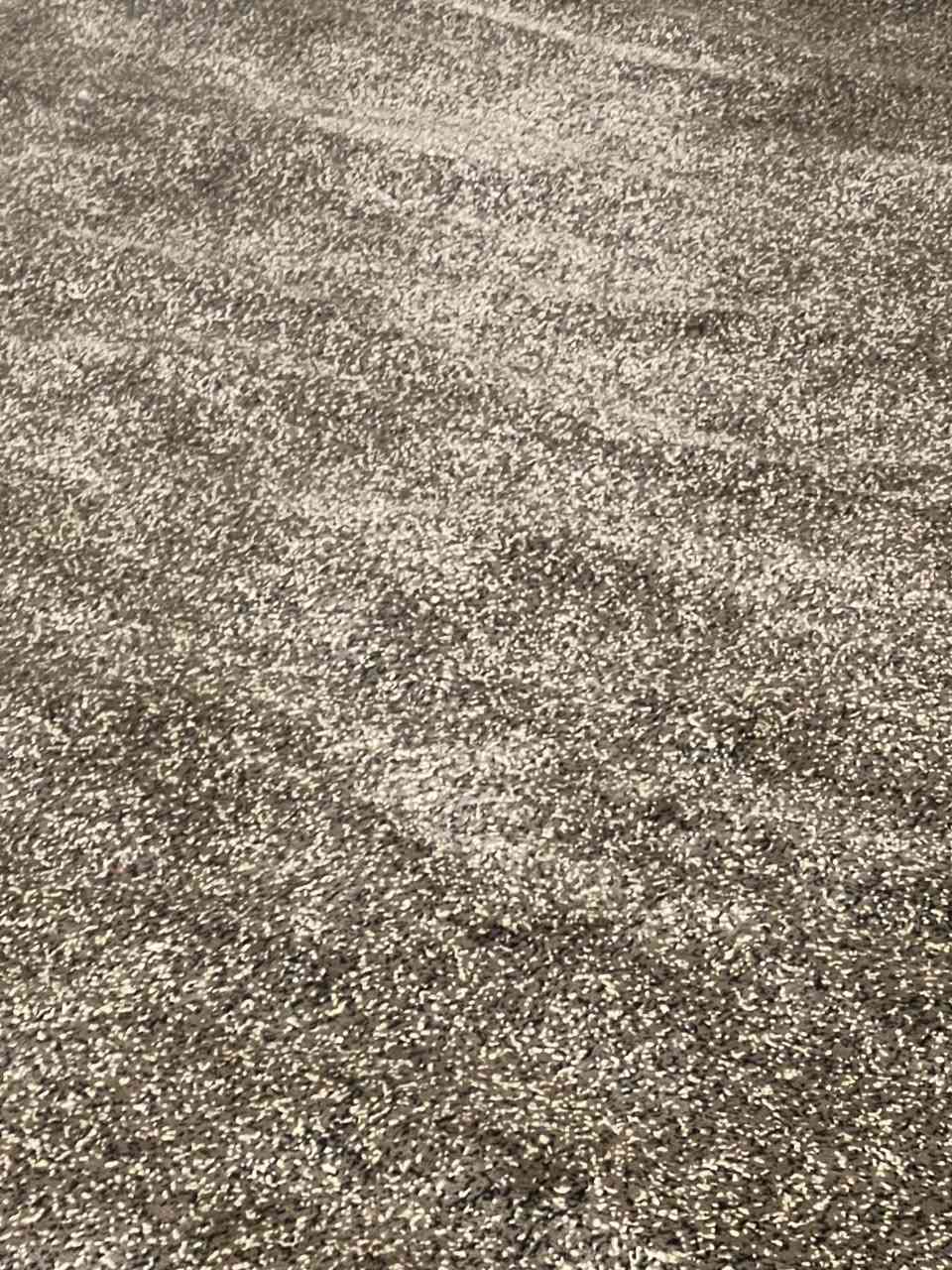 بۆ فرۆستن لۆک دانە خراوە
قیاس چوار ژوورە خۆڵ نادات
چوار بە شەش چوار بە پێنج سێ بە پێنج
***********
