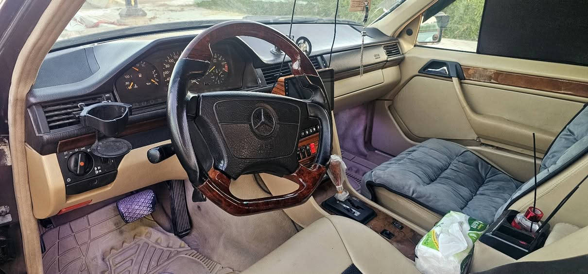 مرسيدس دب w124 موديل ٩٣ 
١- بلادي محرك ٦ سلندر منظومة عنكبوت جاهزة شرط دهن لوكيمولي بيه
٢- حدادية صدر جاهزة
٣-منظومة دبل فيت بم واحد يشتغل وثاني طافي حسب الحاجة فقط تبدل فيشة وصمام نازل من تانكي حتى تبدل اي قطعة بالمنظومة .دون خسارة قطرة بانزين
٤-منظومة زينون بليل  شمسيه عدسة عين الشيطان 
٥-كهربائيات كلها جاهزة
٦-تبريد ثلج وانسى حماوة ضفت منظومة مرشات للراديتر حتى لمكينة ترتاح أكثر
٧-دوشمة جديدة بلادي 
٨-زوج تايرات امامي مبدل جديد
٩-رقم جديد بأسمي وبدون غرامة 
١٠-دركة amg جديدة 
١١- مي أخضر زيتي نوعية ممتازة وراديتر.جديد
السيارة جاهزة ان شاءالله وماكو اي نقص صبغها عام للجمالية ومعتني بيها حيل ونظيفة وبالعافية لتكون من نصيبه
السعر ٧٢ ورقة وبيه مجال للشراي والطيب مكانها بغداد اي استفسار على الخاص او على الواتس اب ***********
