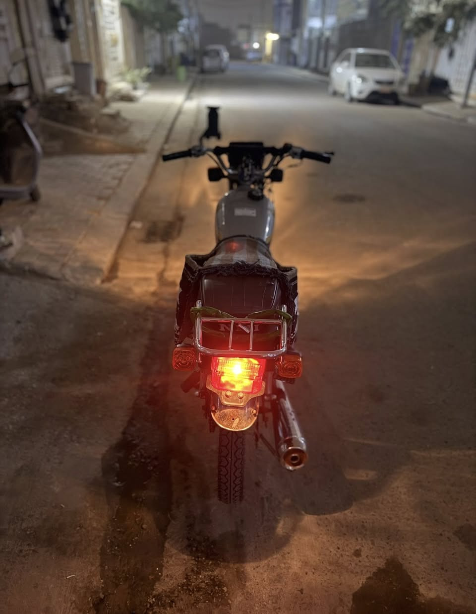 دراجه اربعه كير للبيع الشاصي هونده اصولي سنويته صاقطه واذا تريد تجدد سنويه تكدر وصاحب السنويه موجود مكينته نامه جديده صار شهرين من اشتريته الدراجه كلشي شغال بيه  هورن والدشبول بيه دبل اشاره وبيه لايت زنون وضفيرته جديده اشايره جدد الماصده جديده تعمير جديد كله الدراجه للتواصل رقمي *********** واتساب موجود او اتصال
