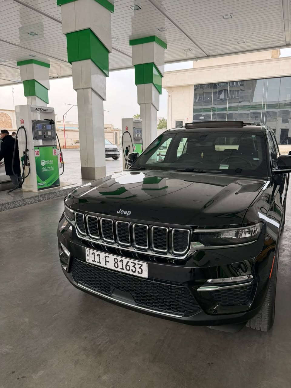 Jeep Grand Cherokee 4xe Limited – هايبرد Plug-in

المحرك والأداء
 • محرك 4 سلندر 2000 سي سي تيربو
 • نظام هايبرد ذكي Plug-in Hybrid
 • تسارع قوي وأداء عملي داخل المدينة وعلى الطرق السريعة
 • بطارية كهربائية بمدى يصل إلى 40 كم
 • ميزة إعادة شحن البطارية أثناء الفرملة (Max Regeneration)
 • شحن خارجي Plug-in خلال حوالي 3 ساعات

أنظمة القيادة والسلامة
 • مثبت سرعة ذكي (Adaptive Cruise Control) مع الحفاظ على مسافة آمنة
 • رادار + المحافظة على المسار مع تصحيح تلقائي وإرجاع السيارة للطريق
 • نظام النقطة العمياء مع تنبيه عند تغيير المسار
 • تنبيه حركة المرور عند الرجوع للخلف
 • حساسات أمامية وخلفية
 • نظام مراقبة ضغط الإطارات على الشاشة
 • نظام دفع رباعي ذكي مناسب لجميع الطرق
 • أنماط قيادة متعددة (Eco / Electric / Hybrid)

الإضاءة
 • إضاءة أمامية LED كاملة
 • إضاءة نهارية LED
 • إضاءة محيطية داخلية باللون الأبيض

المواصفات الداخلية والراحة
 • مقاعد جلد أسود
 • تدفئة المقاعد الأمامية والخلفية
 • تدفئة الستيرن
 • دخول ذكي بدون مفتاح
 • تشغيل عن بُعد
 • وايرلس Apple CarPlay & Android Auto
 • شاشة وسطية كبيرة تعمل باللمس
 • شاشة عدادات رقمية للسائق مع عرض الخرائط
 • عرض الخرائط في الشاشة الرئيسية وشاشة السائق
 • نظام صوتي عالي الجودة
 • شحن لاسلكي للهاتف 📱
 • 4 منافذ USB (2 Type-A + 2 Type-C) في الأمام
 • 4 منافذ USB (2 Type-A + 2 Type-C) في الخلف
 • مرايا جانبية مع تدفئة وتنبيه انعطاف
 • مكيف أوتوماتيك متعدد المناطق

الهيكل والتصميم
 • فتحة سقف بانورامية واسعة تمتد إلى ركاب الخلف
 • صندوق خلفي كهربائي
 • تصميم خارجي أنيق وفخم
 • جنوط ألمنيوم أصلية

معلومات السيارة
 • الممشى: 71,000 كم
 • الوارد: أمريكي
 • الضربة: في الصندوق الخلفي (موضحة بالصور قبل التصليح)***********
 • السيارة مصروفة وجاهزة للاستخدام
