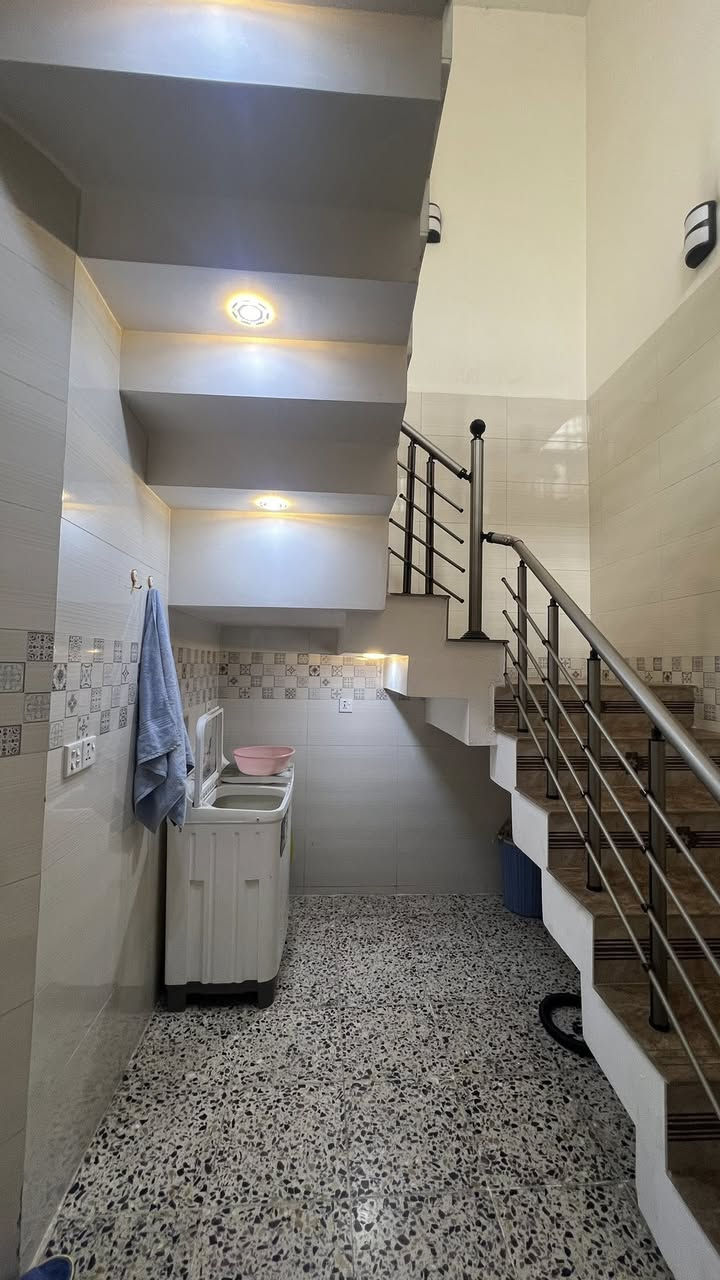 دار للبيع في منطقة طالب العلي المساحه 100م 10x10  يحتوي على 3غرف نوم 3حمامات واستقبال ومطبخ معزول للاستفسار ***********
