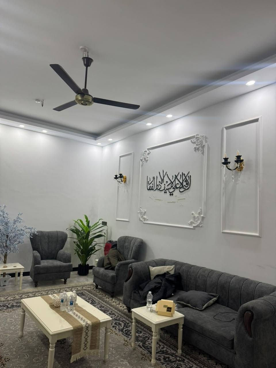 السلام عليكم بيت ٢٠٠متر حي الإطارات بناء جديد ٢٠٢٤ اربع غرف النوم استقبال مطبخ مع الكاونتر مكان كربلاء الاتصال على الرقم الهاتف *********** او ***********
