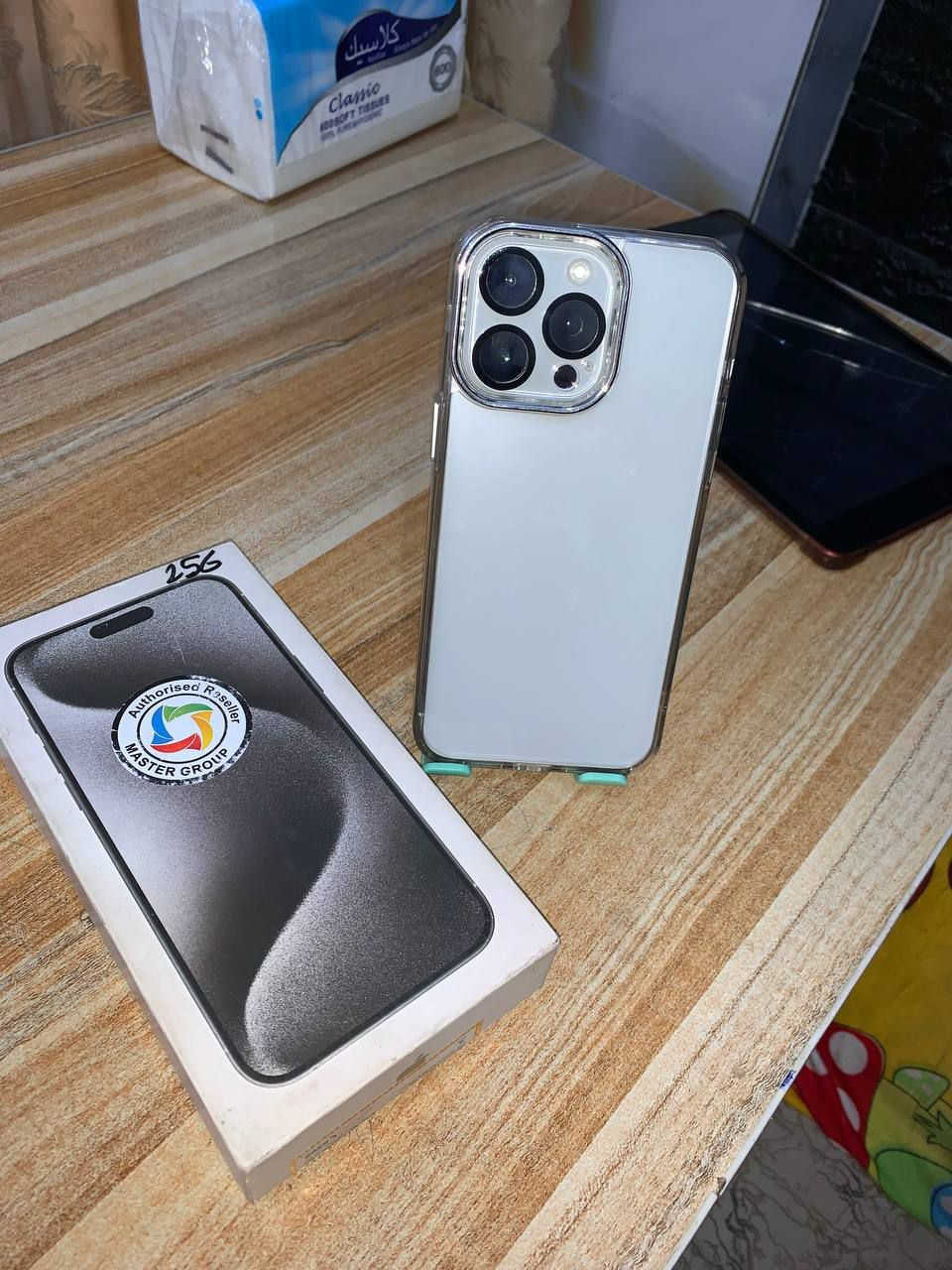 ايفون 15 برو ماكس شرق اوسط AA مع كارتونتة الاصلية تجي تطابقها وتشوف بطاريتة 83 بلادية محدث اخر تحديث مبدل فقط شاشة فقط الباقي بلادي مع كفر من شركة ابل الاصلي وشاشة حماية مضلل من الشركة الاصلية سعره 800  وبيه مجال مكاني كربلاء 
‭0771 692 8479‬  
راسلني وانطيك الموقع🤍
