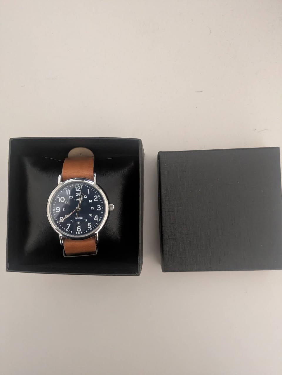 ساعة Timex  الماركه العالميه الساعه مستخدمه نظيفه السعر 75000 الف مع 5000الف توصيل التواصل على الرقم ***********
